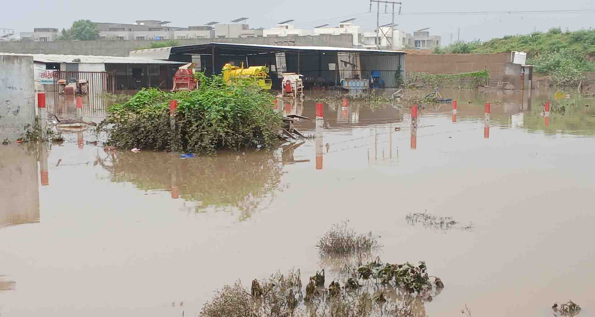પાલનપુરની ચામુંડા પાર્ક સોસાયટીમાં ઘુસી ગયેલા પાણી 24 કલાક વીત્યા બાદ પણ ઓસર્યા નથી