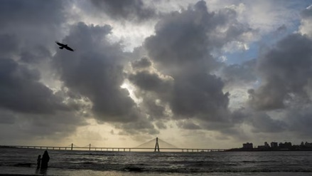 મહારાષ્ટ્ર અને ગુજરાતના દરિયાકાંઠે ભારે વરસાદ અને ભારે પવનની ચેતવણી IMD દ્વારા આપવામાં આવી