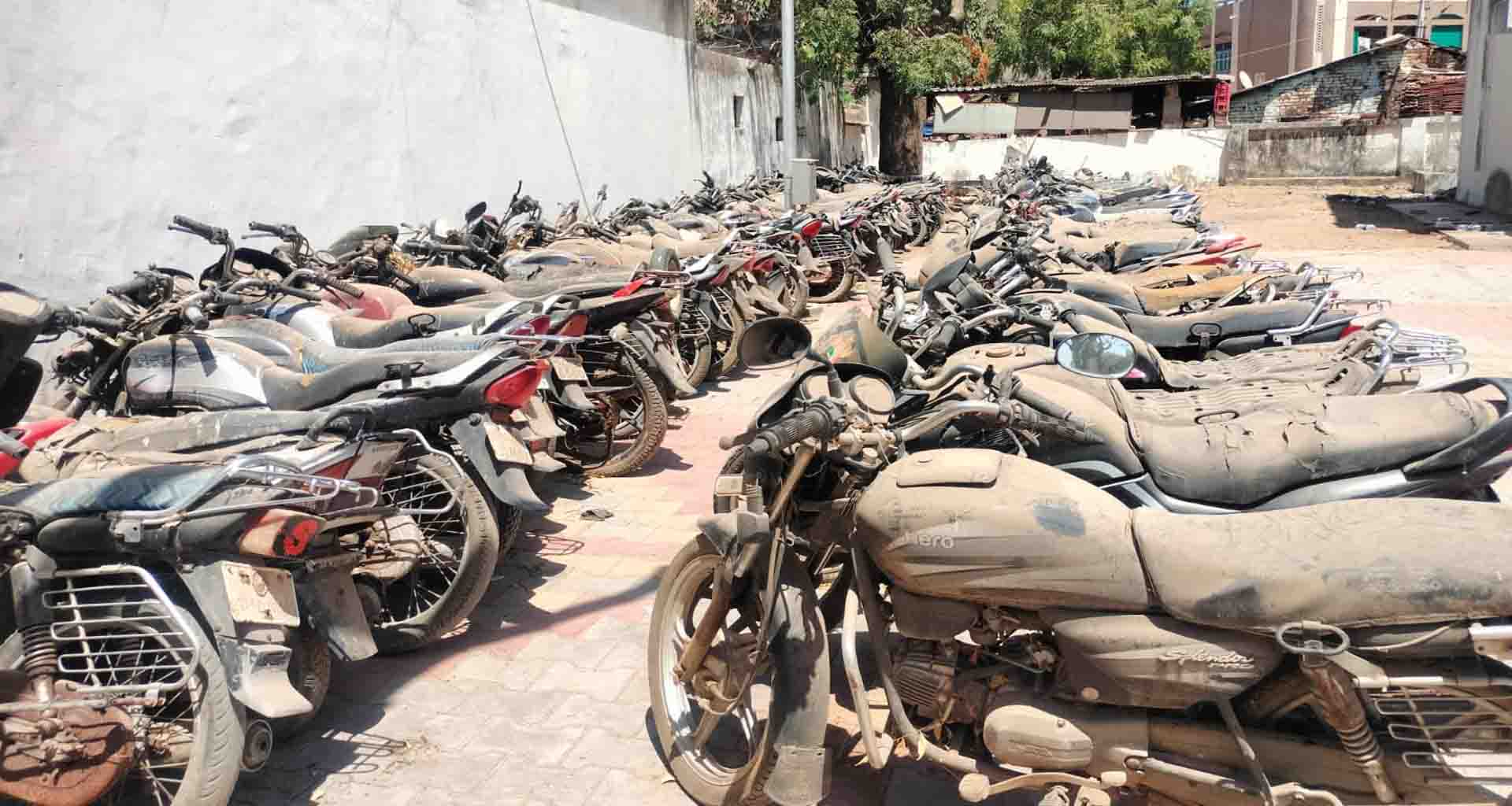 ભિલડી પોલીસ દ્વારા ટુ વ્હીલર, થ્રી વ્હીલર, ફોર વ્હીલર સહિતના વાહનોની હરાજી કરાઇ