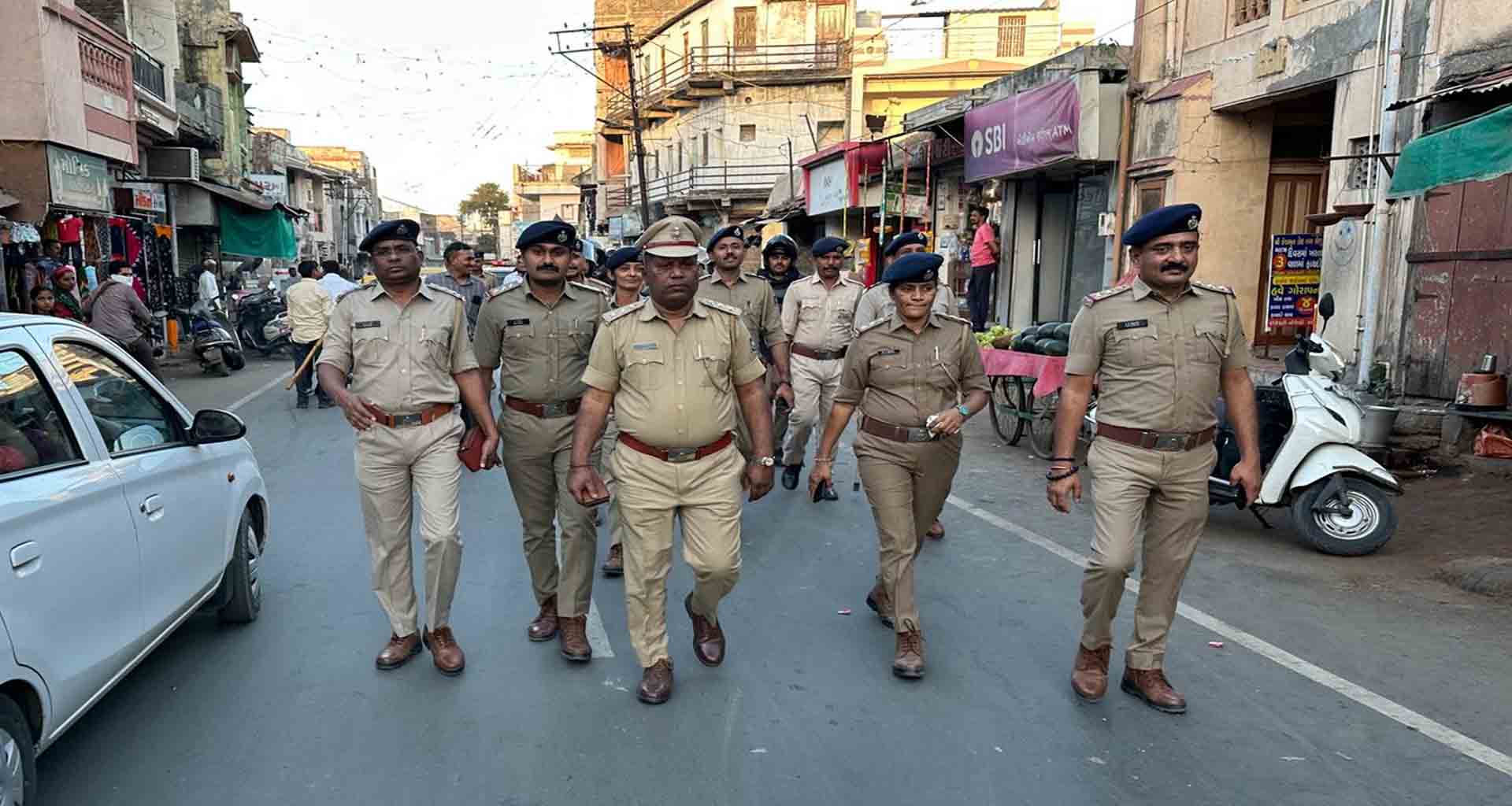 પાટણમાં આગામી તહેવારોને ધ્યાનમાં રાખીને પોલીસ દ્વારા શાંતિ સમિતિની બેઠક સાથે ફલેગ માચૅ કરાયું