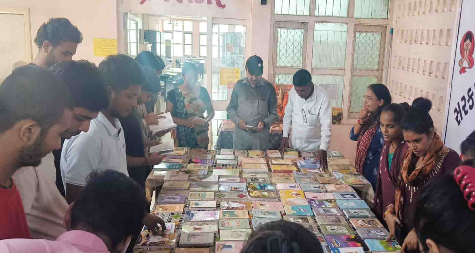 મહેસાણામાં ઝવેરચંદ મેઘાણીની જન્મજયંતી નિમિત્તે પુસ્તક પ્રદર્શન યોજાયું