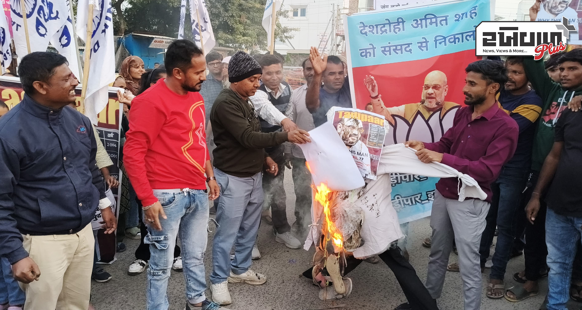 બગવાડા દરવાજા ખાતે પરમિશન વગર સ્વયમ શૈનિક દળ દ્વારા અમિત શાહના પૂતળાનું દહન કરાતા પોલીસે ગુનો નોંધ્યો