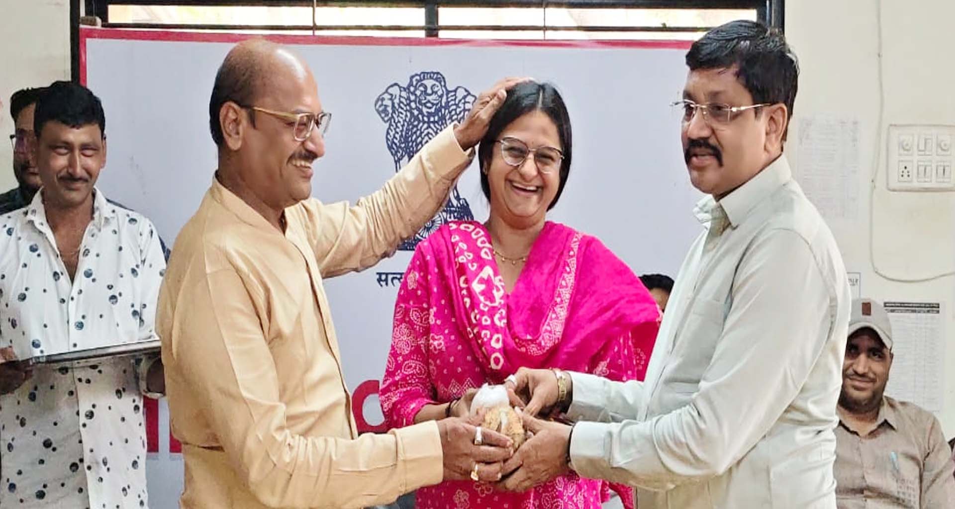 ડીસાના નાયબ મામલતદારની બદલી નિમિત્તે વિદાય સમારંભ યોજાયો