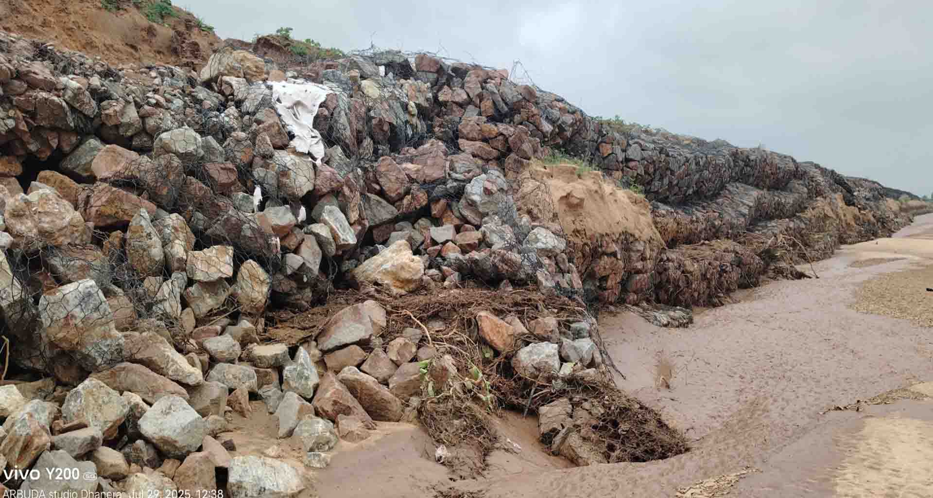 ધાનેરામાં 32 કરોડના ખર્ચે બનેલી રેલ નદીની સરંક્ષણ દીવાલ તૂટવા લાગી