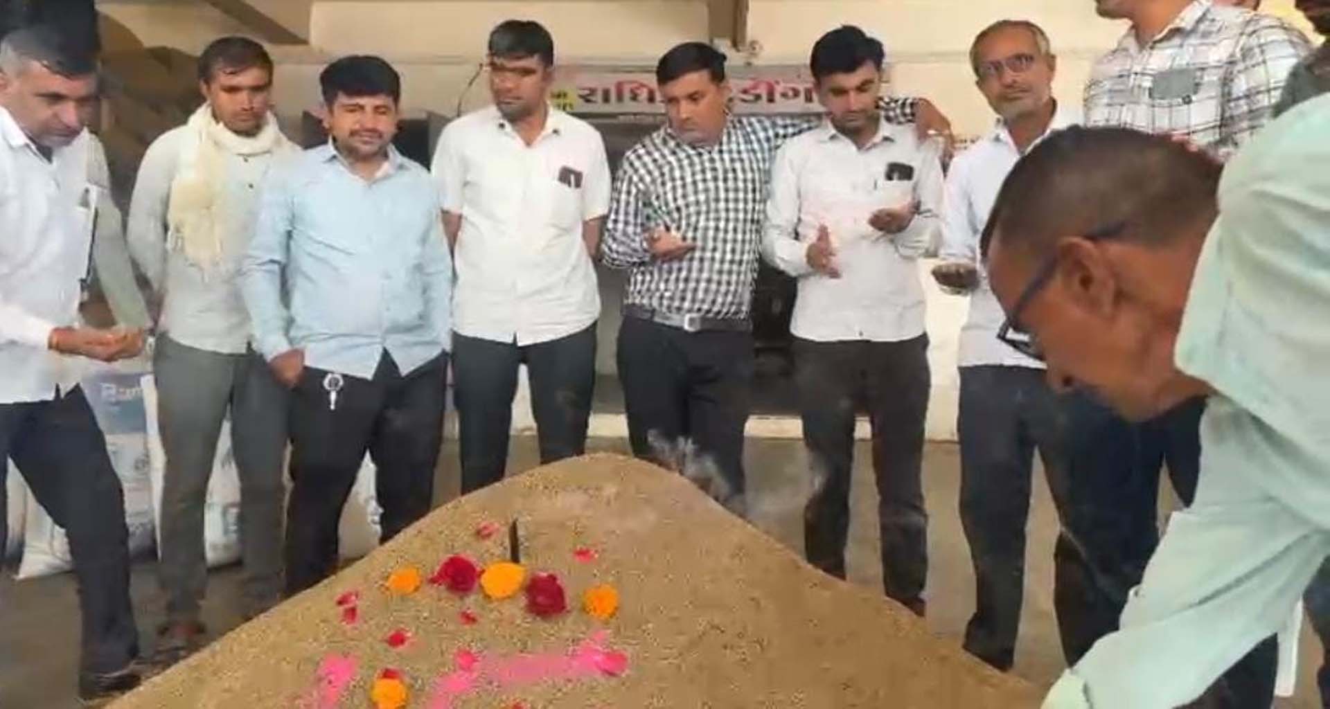 થરાદ માર્કેટયાર્ડમાં જીરાની નવી આવકનો શ્રી ગણેશ