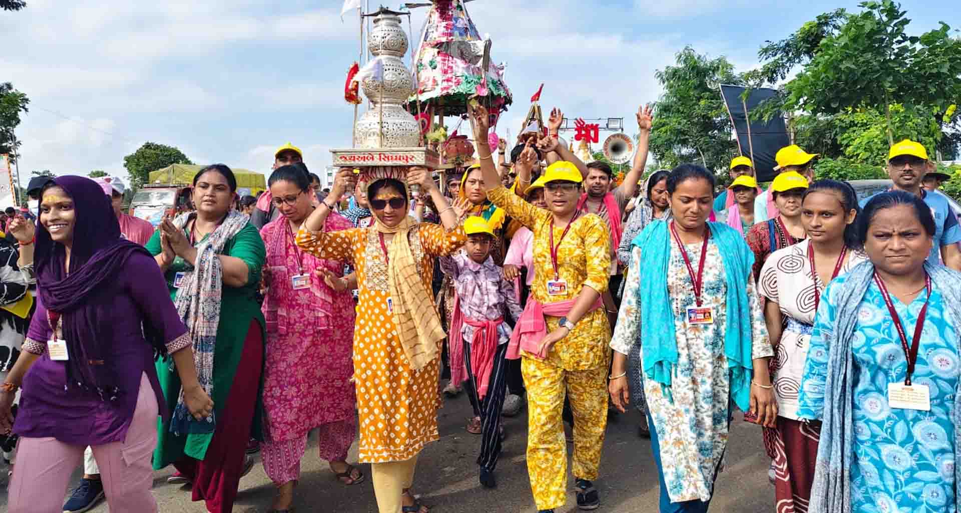 પાટણ જિલ્લાના સિધ્ધપુરથી ૪૨ વર્ષથી માઁ અંબાના દર્શને પધારતો જય અંબે પગપાળા સંઘ