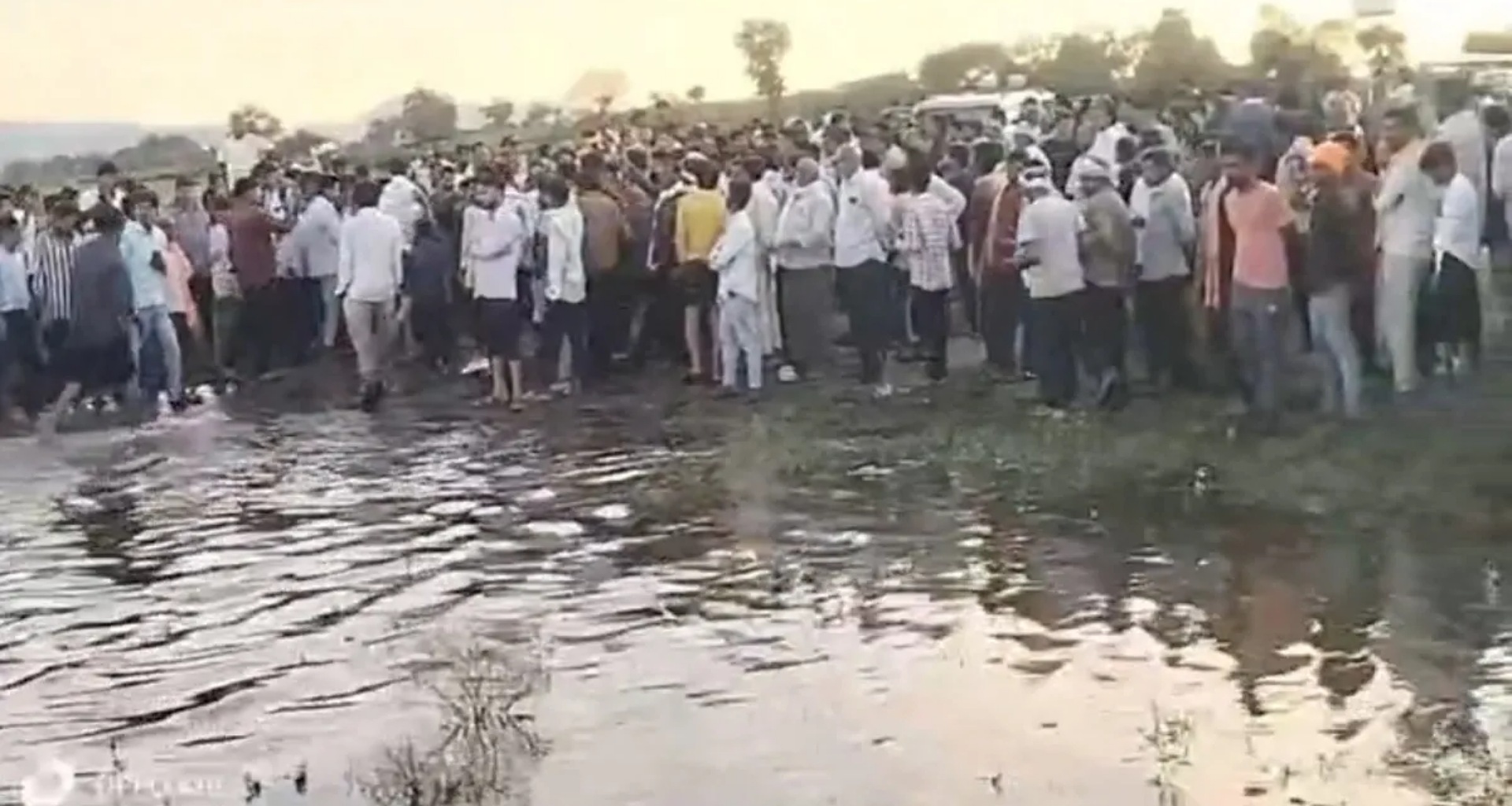 ખંડવામાં દુર્ગા મૂર્તિ વિસર્જન દરમિયાન વાહન તળાવમાં પડી જતાં હૃદયદ્રાવક અકસ્માત, 9 લોકોના મોત