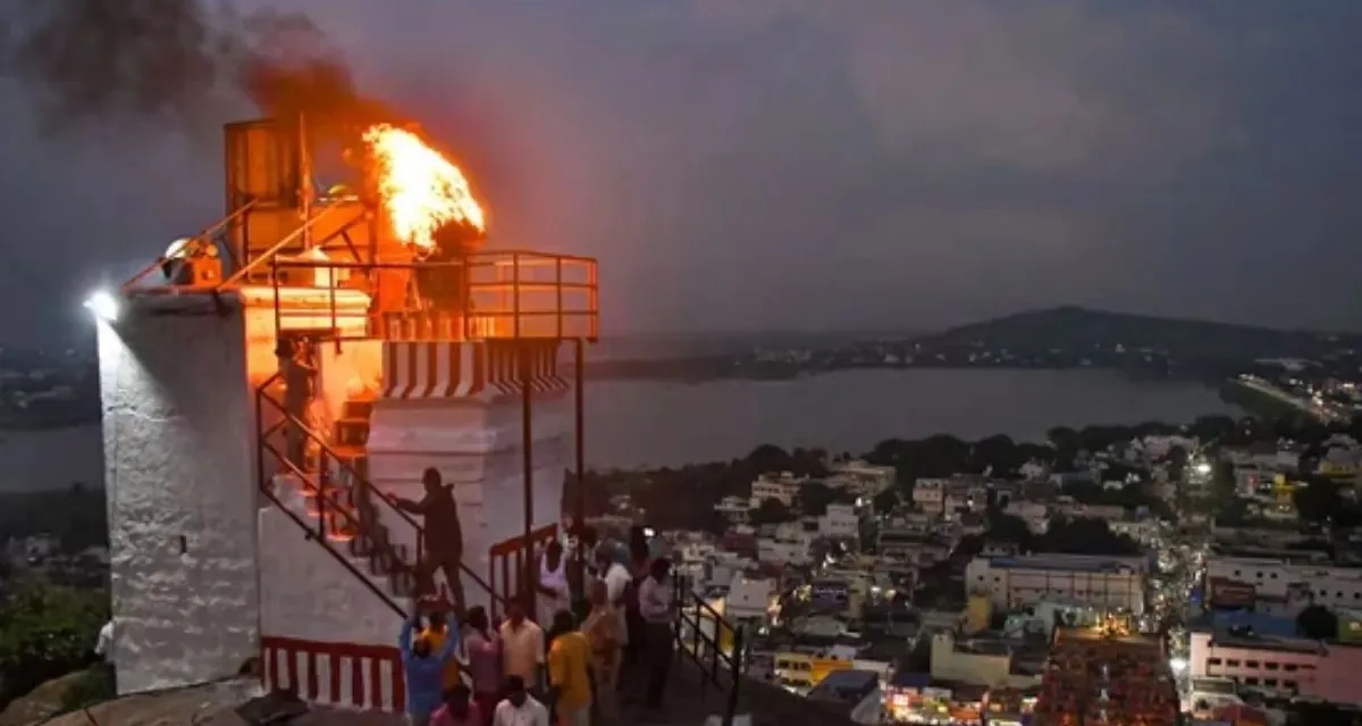 દરગાહ VS મંદિર વિવાદ: મદ્રાસ હાઈકોર્ટે કાર્તિગાઈ દીપ પ્રગટાવવાનો આદેશ આપ્યો, અગાઉના નિર્ણયને માન્ય રાખ્યો