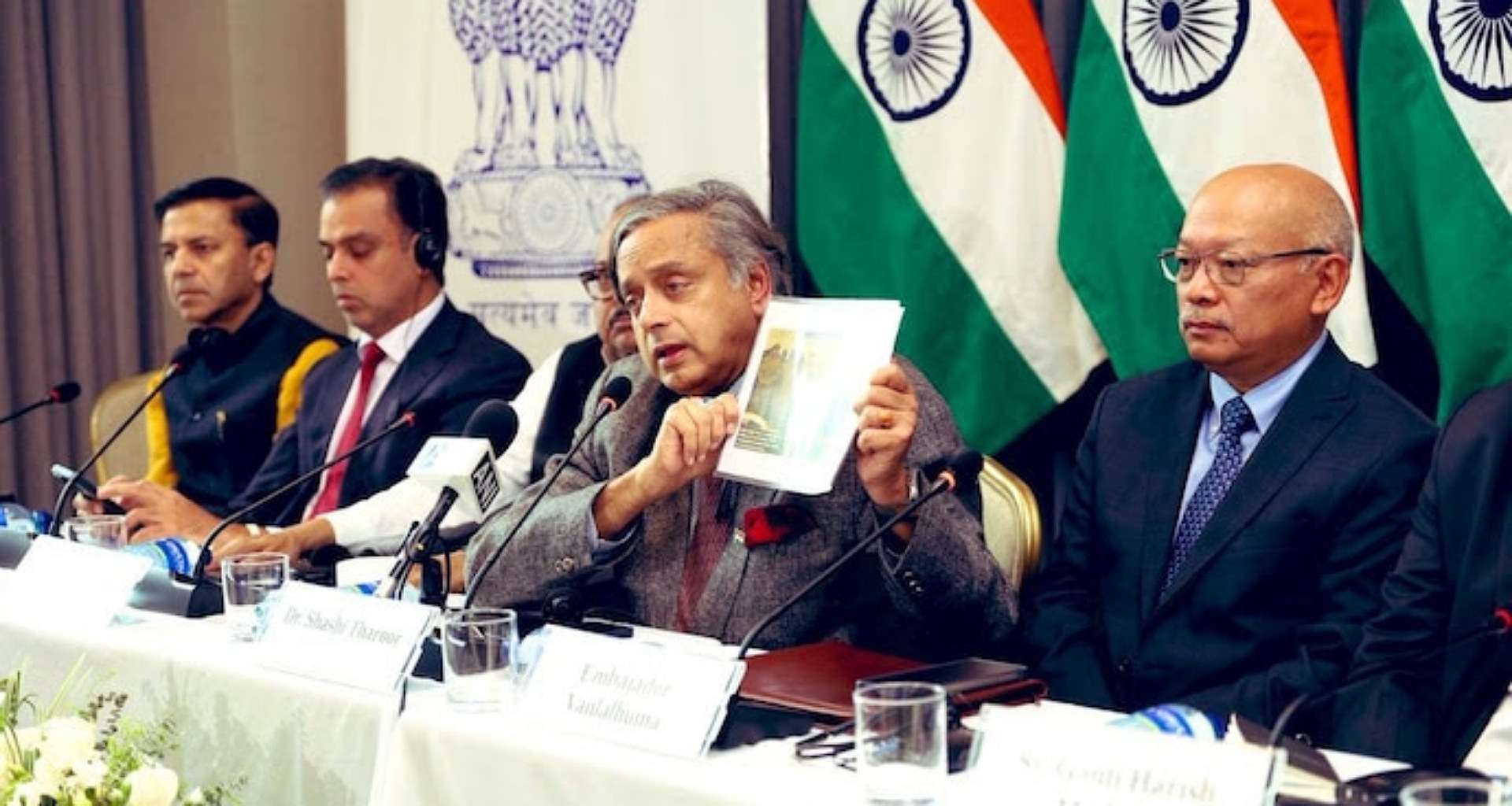 શશિ થરૂરના અસ્વીકાર બાદ કોલંબિયાએ પાકિસ્તાનના મૃત્યુ અંગેનું નિવેદન પાછું ખેંચ્યું