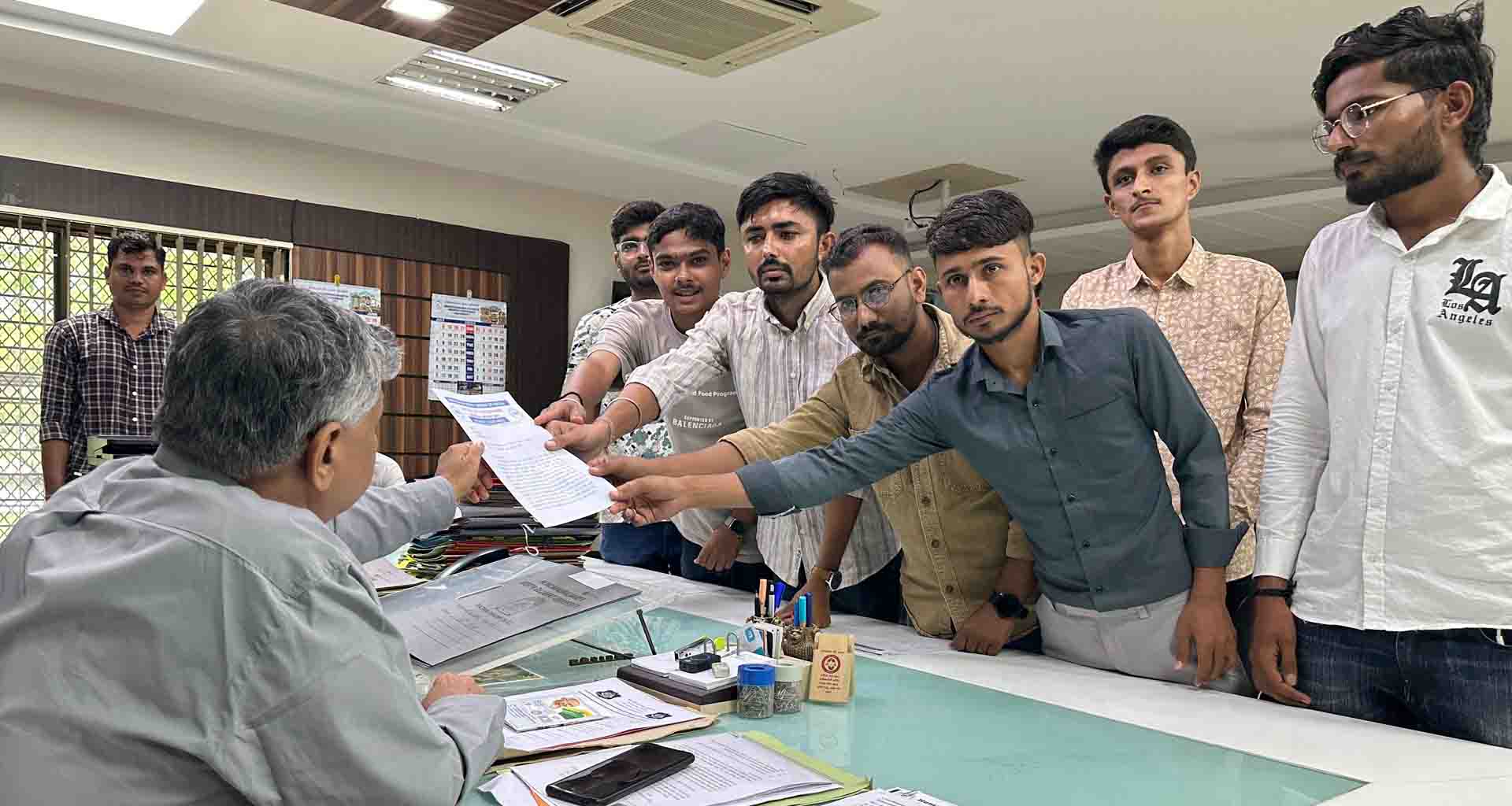 પોસ્ટ ગ્રેજ્યુએટ અભ્યાસક્રમોમાં પ્રવેશ માટે મુશ્કેલી ભોગવતા વિદ્યાર્થીઓના મામલે NSUI ની કુલપતિ ને રજુઆત