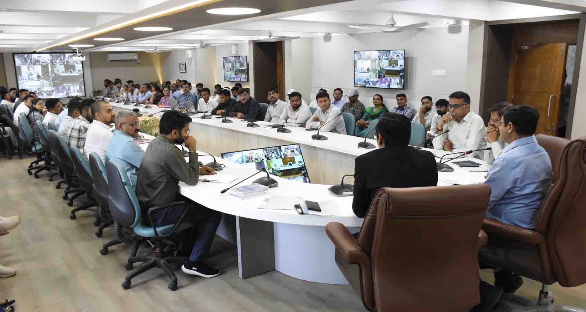 પાલનપુર ખાતે માહિતી નિયામક કે.એલ.બચાણીના અધ્યક્ષસ્થાને સોશિયલ મીડિયા સંદર્ભે બેઠક યોજાઈ