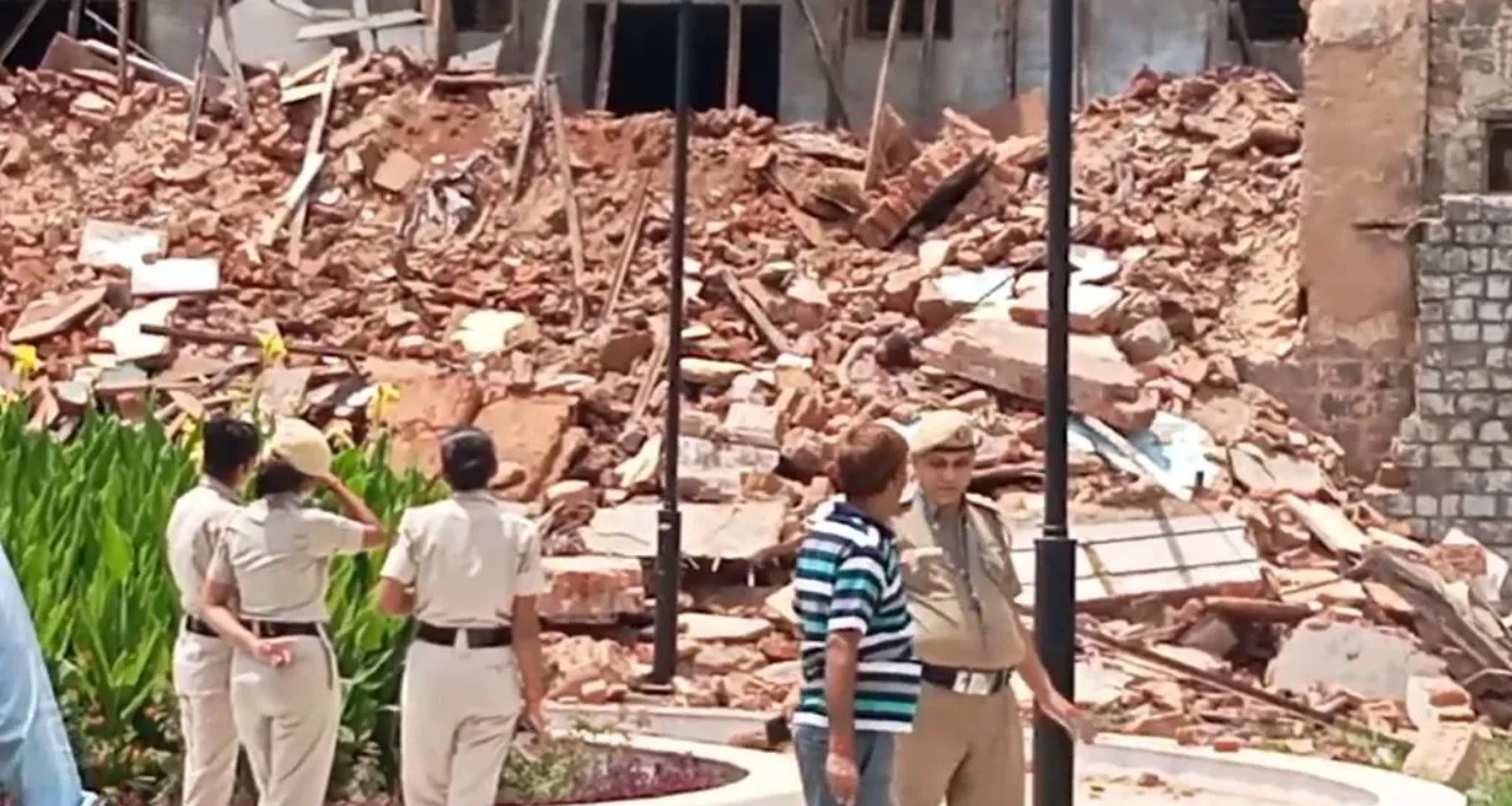 દિલ્હીના દરિયાગંજ વિસ્તારમાં એક ઇમારત ધરાશાયી, ત્રણ લોકોના મોત