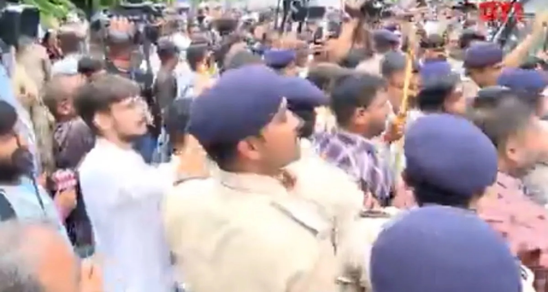 અમદાવાદ: શાળામાં હિન્દુ વિદ્યાર્થીની હત્યાના આરોપીની ચેટ વાયરલ, તેણે તેના મિત્ર સાથે શું વાત કરી? અહીં જાણો