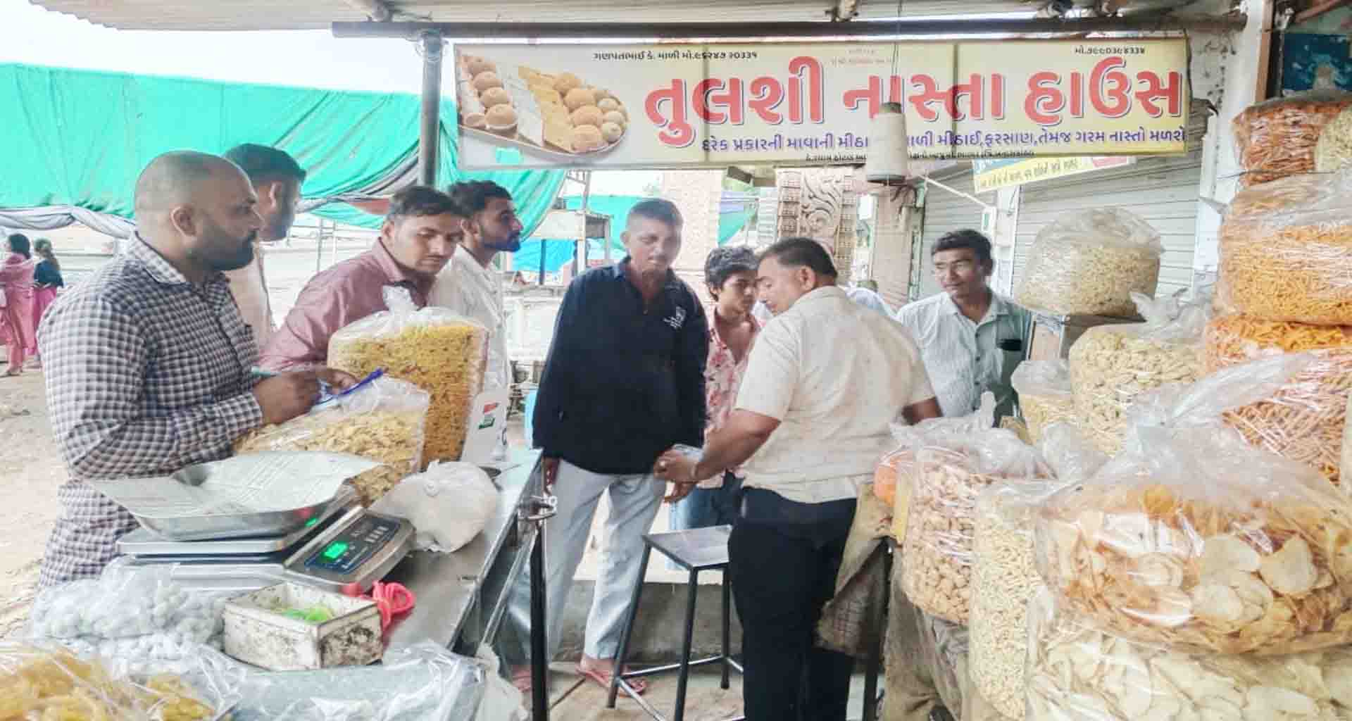 ભાભર ખાતે જાહેરમાં ગંદકી કરતા અને અખાદ્ય પદાર્થનું વેચાણ કરતા વેપારીઓ દંડાયા