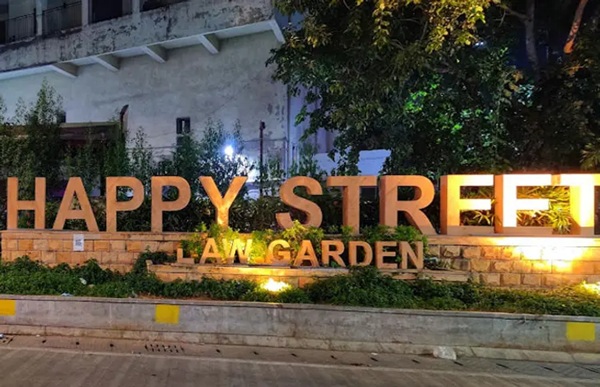 અમદાવાદના લૉ ગાર્ડન ખાતે મહાનગર પાલિકાએ રિડેવલપમેન્ટ કરીને હેપ્પી સ્ટ્રીટ તૈયાર