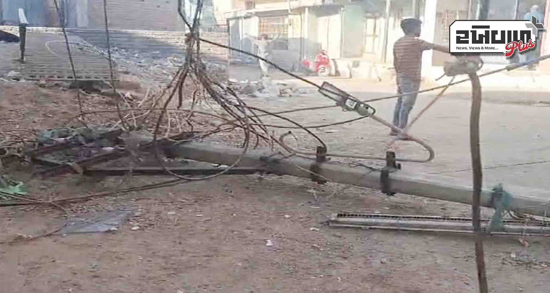 બેકાબુ ડમ્પરે બે વીજપોલને ટક્કર મારતા ધરાશાયી જાનહાની ટળી