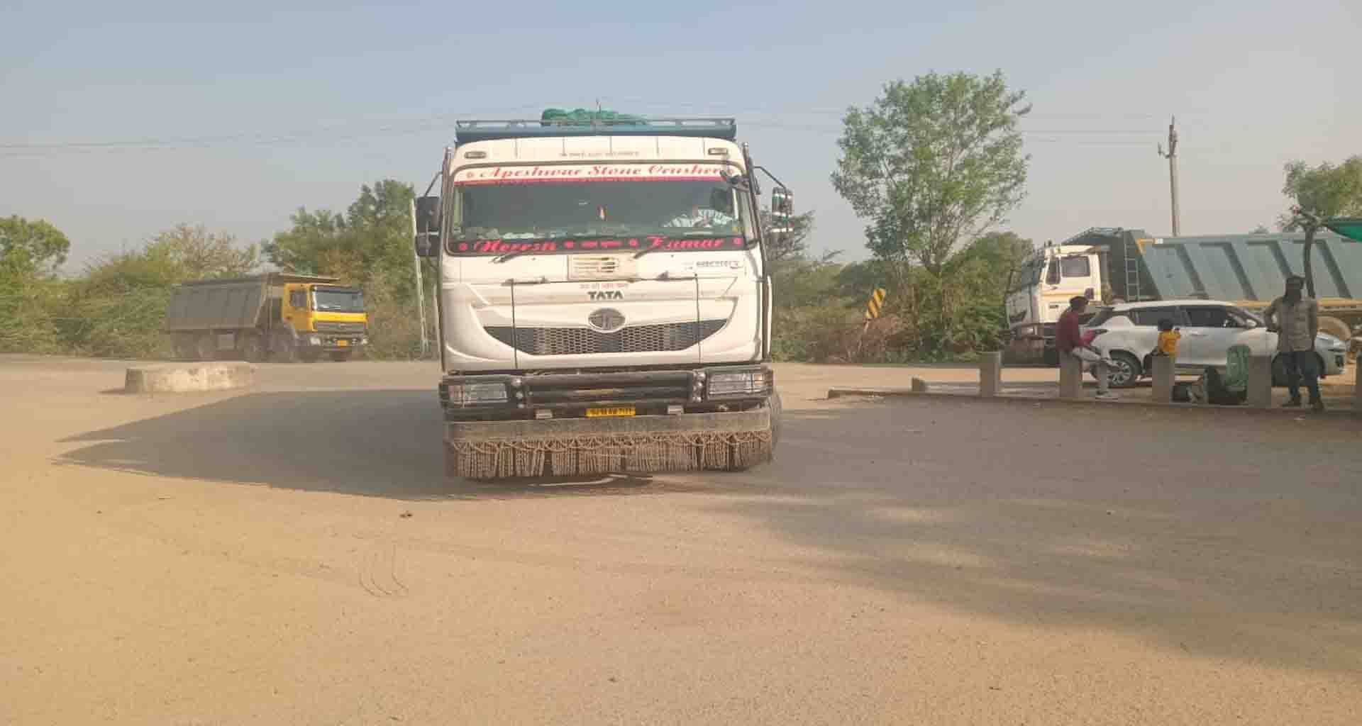 દાંતીવાડા ના ઝાત ભાડલી નજીક થી બિનઅધિકૃત રીતે ખનિજ રેતી વહન કરતાં ચાર ડમ્પરો ઝડપ્યા