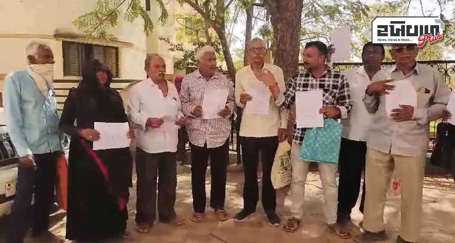 વડગામ પંથકના ખેડૂતોને ઇન્ડીયા ફસ્ટ ઇન્સ્યોરન્સમાં રોકેલ નાણાં પરત ન મળતા રોષ