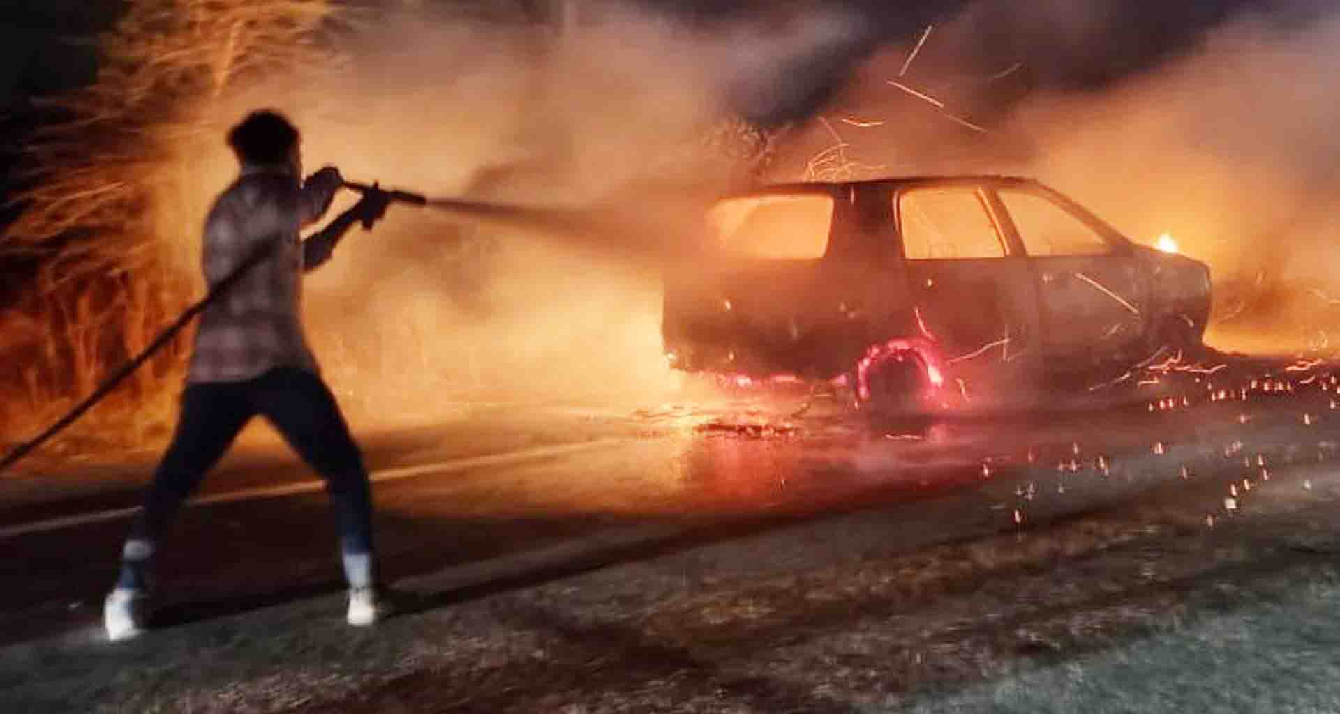 કારમાં આગ; ફાયર વિભાગે પાણીનો મારો ચલાવી આગ પર કાબૂ મેળવ્યો