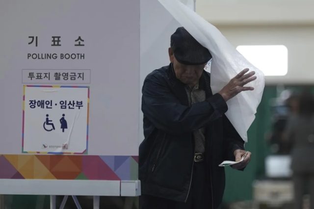 દક્ષિણ કોરિયામાં લશ્કરી કાયદાના કારણે યૂનની હકાલપટ્ટી બાદ રાષ્ટ્રપતિની ચૂંટણી માટે મતદાન