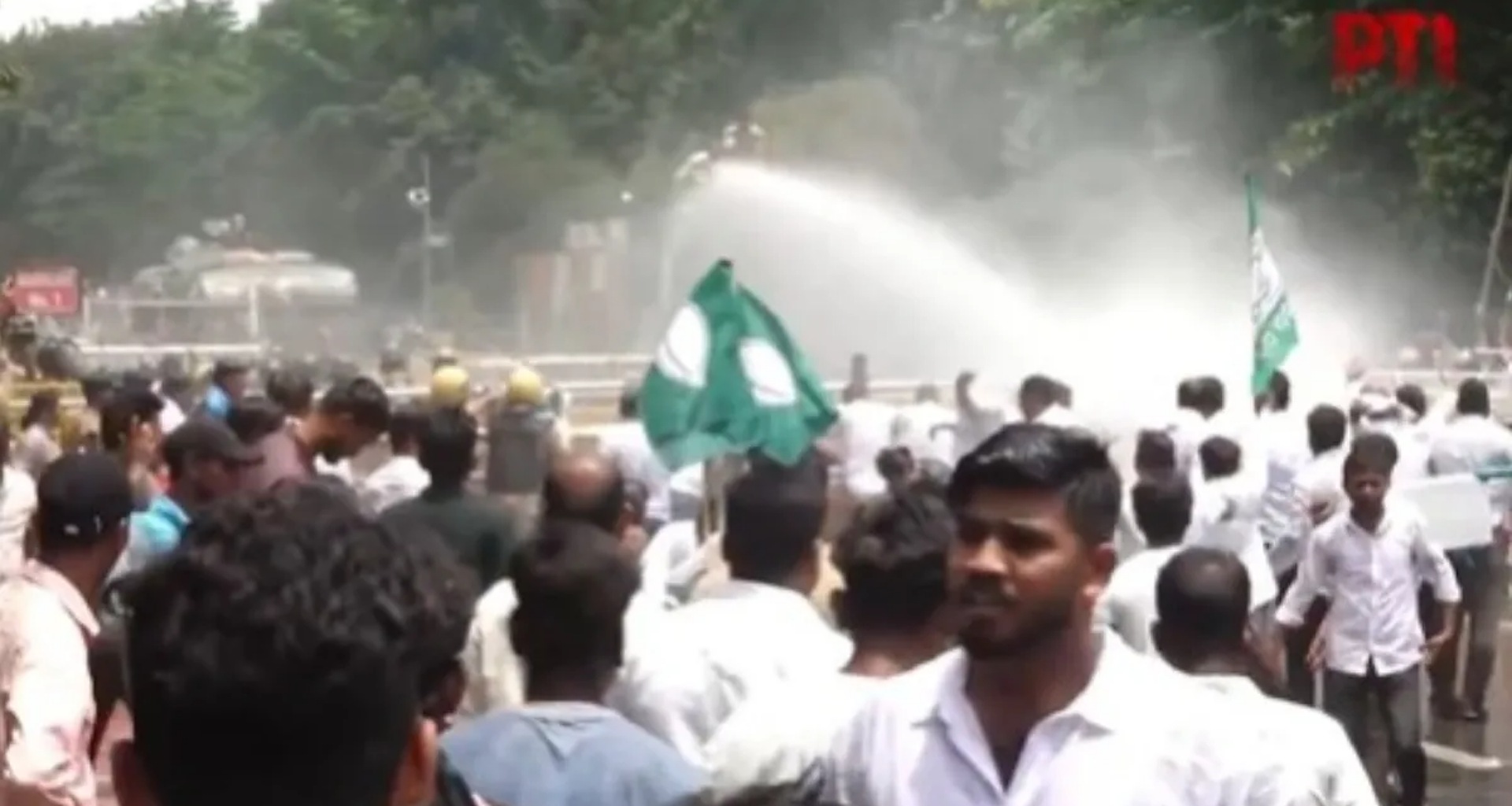 ઓડિશા વિધાનસભાની બહાર ભારે હોબાળો, પોલીસે વિરોધીઓ પર ટીયર ગેસના શેલ છોડ્યા