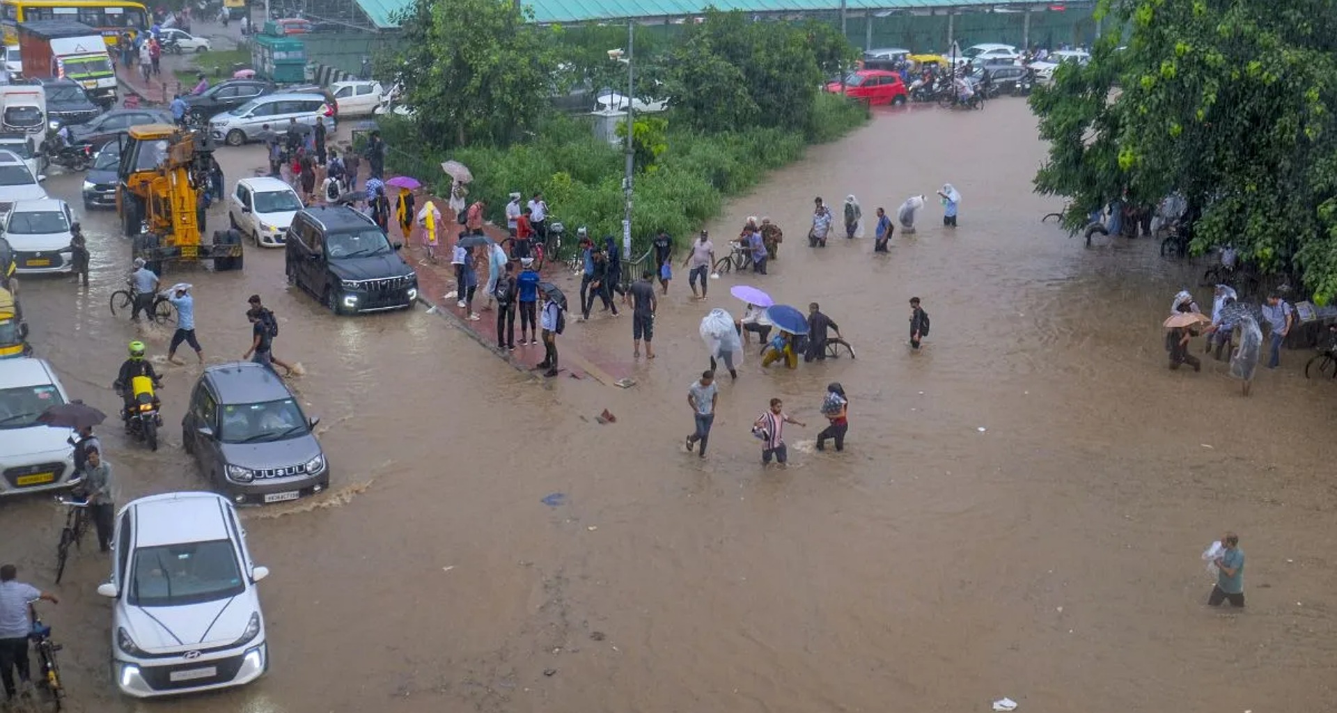 દિલ્હીમાં યમુના ભયજનક સપાટીથી ઉપર પહોંચી, ગુરુગ્રામના રસ્તાઓ પર પાણી ભરાયા; જાણો દરેક અપડેટ