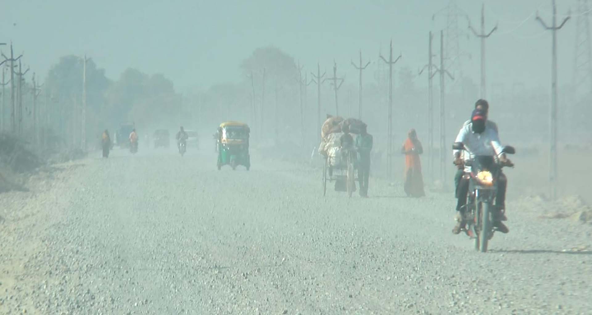 ડીસા-સમૌ રોડનું કામ ‘ગોકળગાય’ ગતિએ : ધૂળની ડમરીઓથી વાહનચાલકો ત્રાહિમામ