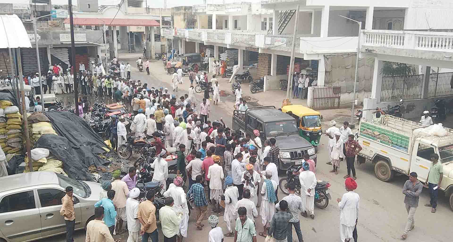 ધાનેરામાં લાંબી કતાર; ભીલ સમાજના ખેડૂતોને મગફળીના બિયારણનું વિના મૂલ્યે વિતરણ