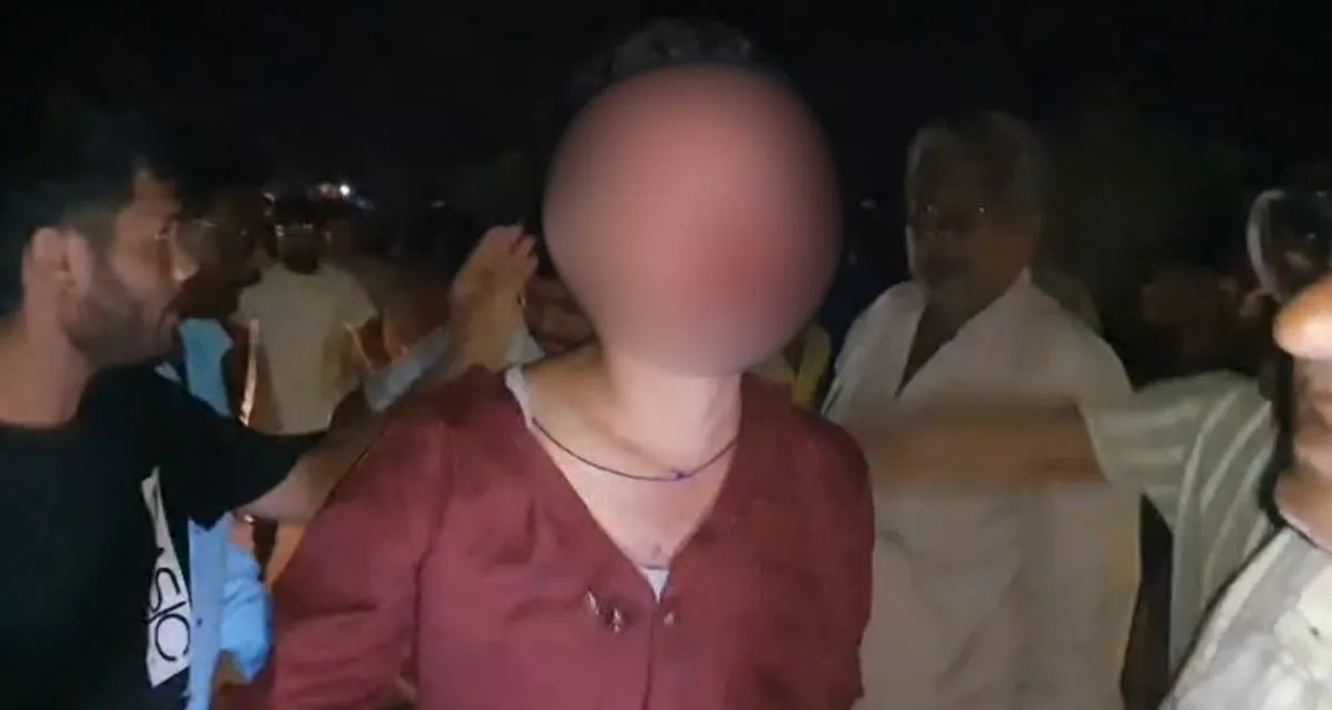 દારૂના નશામાં ધૂત એક સેનાના જવાને પોતાની કારથી અનેક લોકોને ટક્કર મારી, ગુસ્સે ભરાયેલા ગ્રામજનોએ તેને માર માર્યો