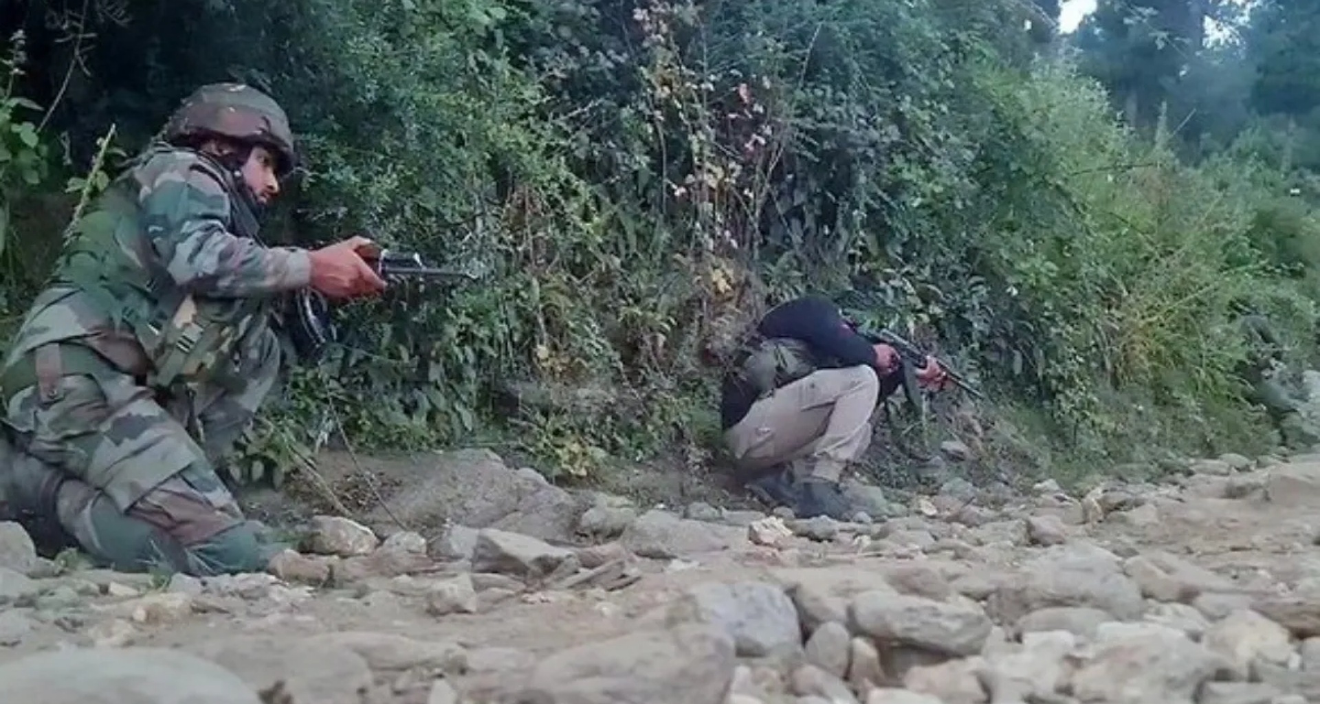 જમ્મુ-કાશ્મીર: કિશ્તવાડમાં બે આતંકવાદીઓ છુપાયા હોવાની માહિતી, સેનાએ વિસ્તારને ઘેરી લીધો, એન્કાઉન્ટર ચાલુ