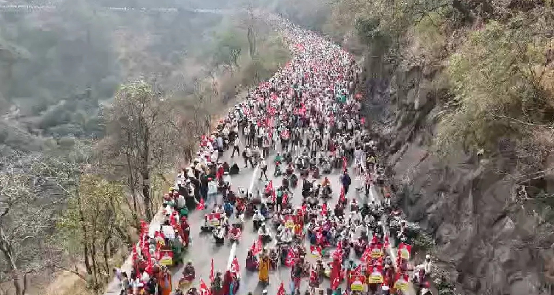 મહારાષ્ટ્રમાં ખેડૂતોનો વિરોધ વધુ તીવ્ર બન્યો, હજારો ખેડૂતો નાસિકથી મુંબઈ તરફ કૂચ કરી; ખેડૂત નેતાઓ બુધવારે મંત્રી ગિરીશ મહાજનને મળશે