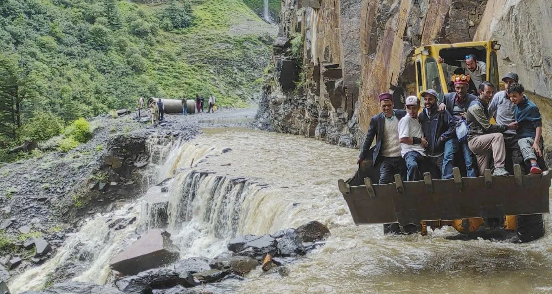 હિમાચલમાં ભારે વરસાદ અને ભૂસ્ખલન, 600 થી વધુ રસ્તાઓ પર વાહનવ્યવહાર ખોરવાયો, ચાર જિલ્લામાં શાળાઓ બંધ