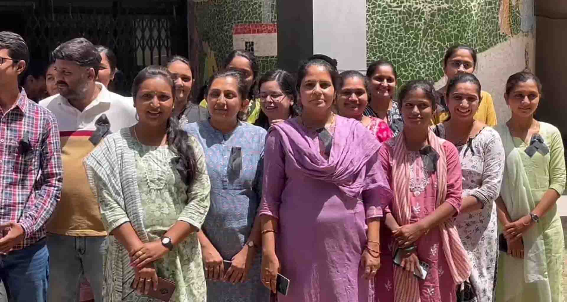 પાલનપુર ખાતે પડતર માગણીઓને લઈને મહેસુલી કર્મીઓ આંદોલનના માર્ગે