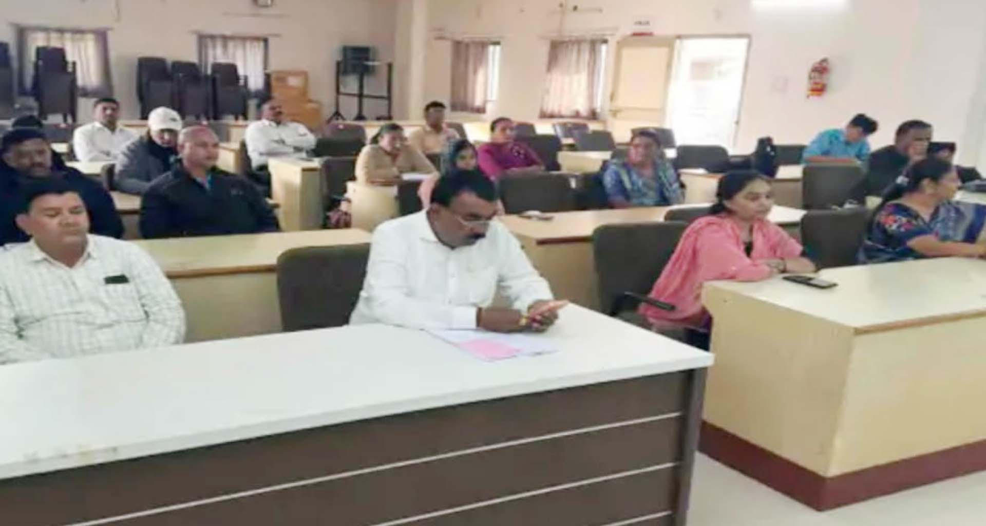 પાટણ નગરપાલિકાની ખાસ સામાન્ય સભામા અધિકારીઓ-કર્મીઓ ગેરહાજર રહેતા સભાનો ફિયાસ્કો