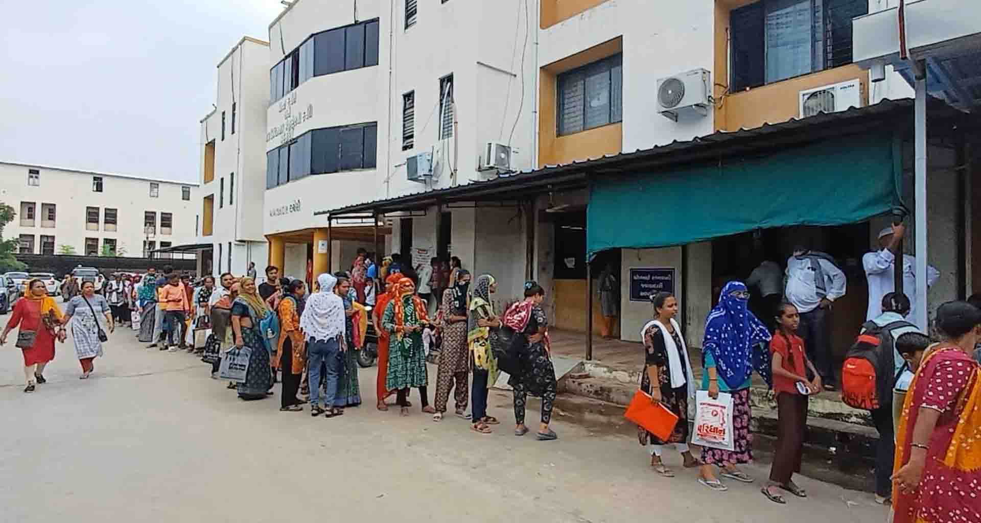 મહેસાણા મામલતદાર અને પ્રાંત કચેરી ખાતે આંગણવાડીનું ફોર્મ ભરવા લાગી લાંબી લાઈનો