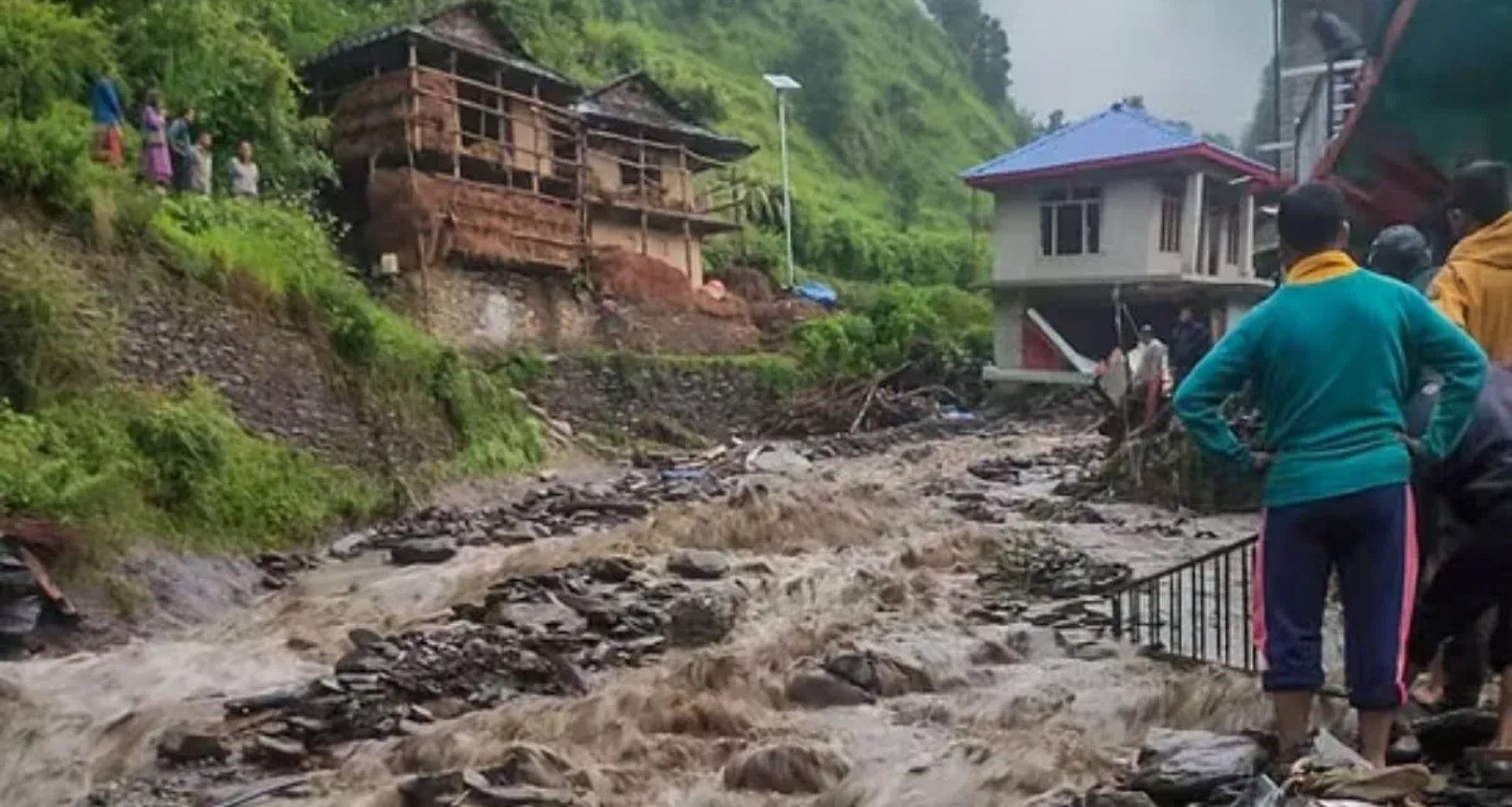 હિમાચલ પ્રદેશમાં વરસાદે તબાહી મચાવી, 400 રસ્તા બંધ; એક અઠવાડિયા માટે એલર્ટ જાહેર