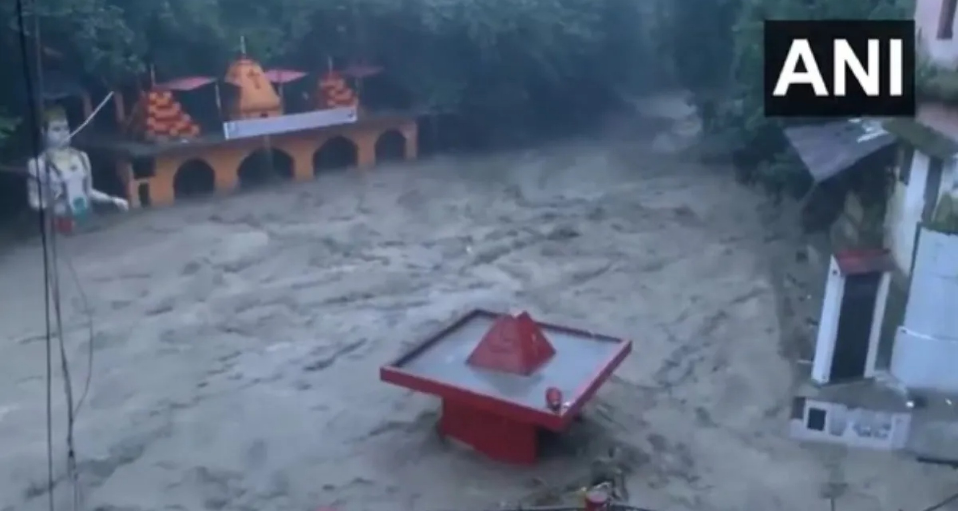 દેહરાદૂન: ભારે વરસાદે તબાહી મચાવી, ટપકેશ્વર મહાદેવ મંદિર ડૂબી ગયું