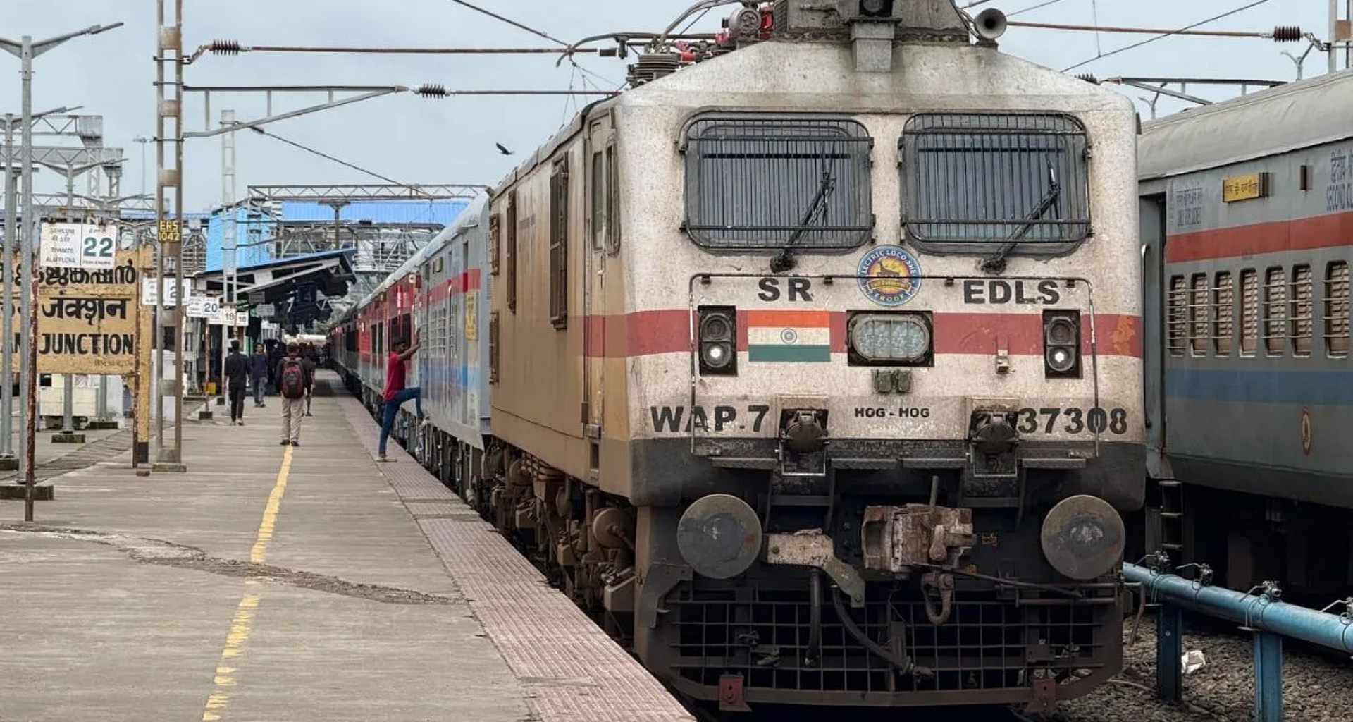 હવે રેલ્વે સ્ટેશનો પર મેકડોનાલ્ડ્સ, હલ્દીરામ, કેએફસી જેવા બ્રાન્ડના સ્ટોલ ખુલશે - રેલ્વેએ આપી મંજૂરી