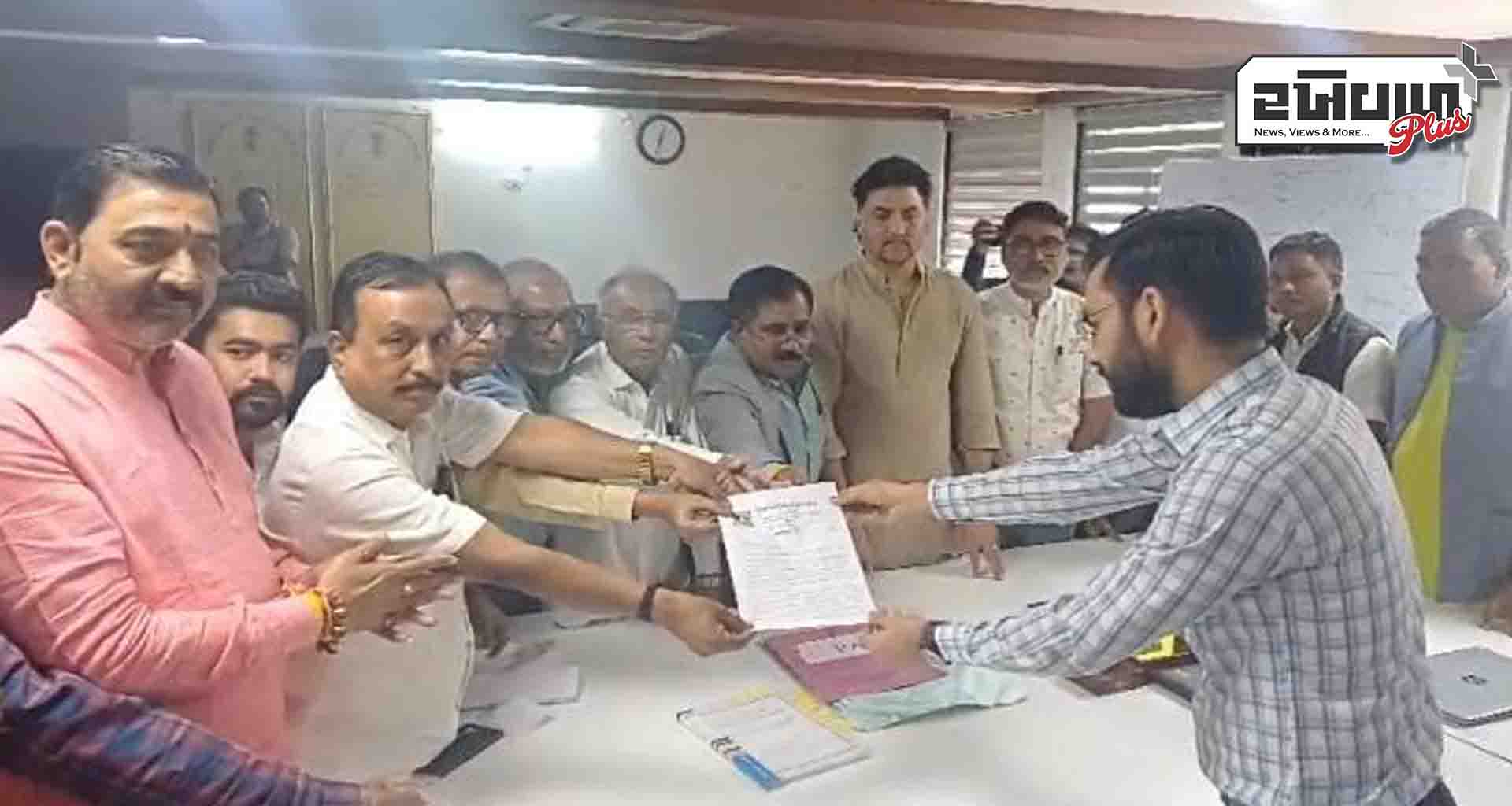 બાસણા મર્ચન્ટ કોલેજમાં વિદ્યાર્થીની આત્મહત્યાના મામલે ન્યાય માટે કલેકટરને આવેદન