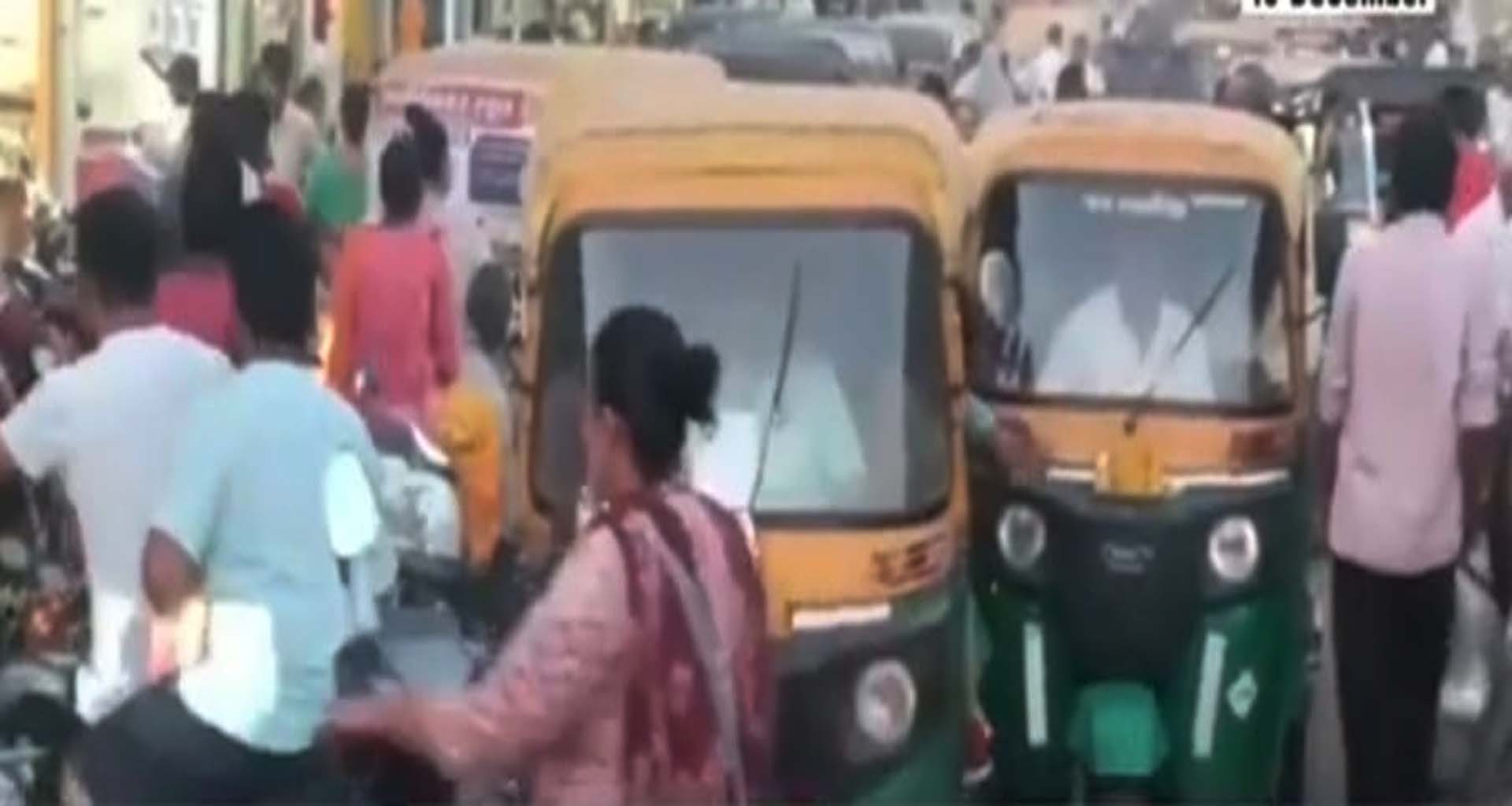 પાટણ શહેરના મુખ્ય બજાર માગૅ સજૉતી ટ્રાફિક સમસ્યાથી લોકો ત્રાહિમામ બન્યા