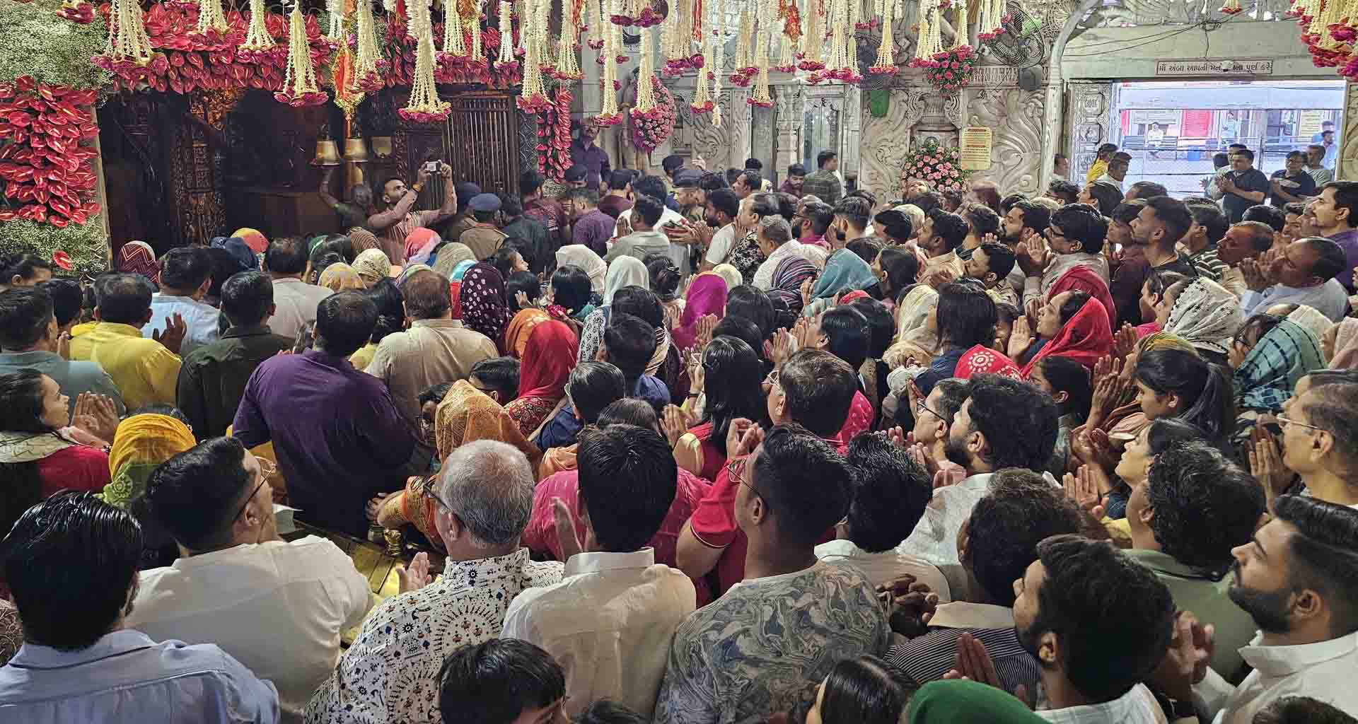 ચૈત્ર નવરાત્રીનો પ્રારંભ: અંબાજીમાં ભક્તોની ભારે ભીડ