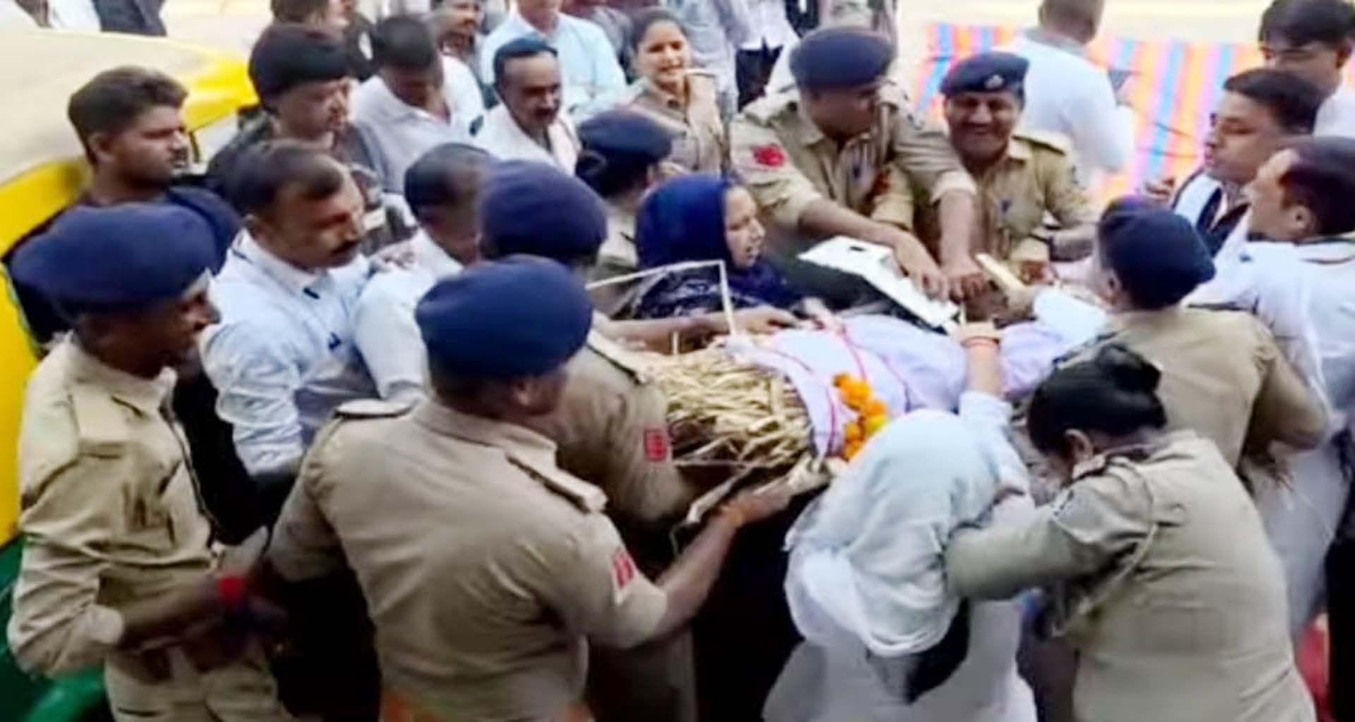 રાધનપુર કોંગ્રેસ દ્વારા પાલિકાની નિષ્ફળતા વિરુદ્ધ અનોખો વિરોધ પ્રદર્શન કરાયો