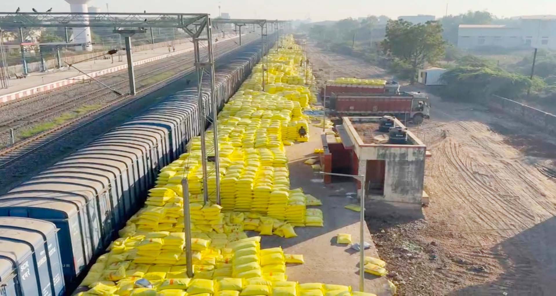 ડીસા રેલવે સ્ટેશન પર ઘઉં ઉતારવાનો વિવાદ : ખાતર-ઘઉંના મિશ્રણથી લોકોને ફૂડ પોઈઝનિંગનો ગંભીર ખતરો : જિલ્લા મેનેજર