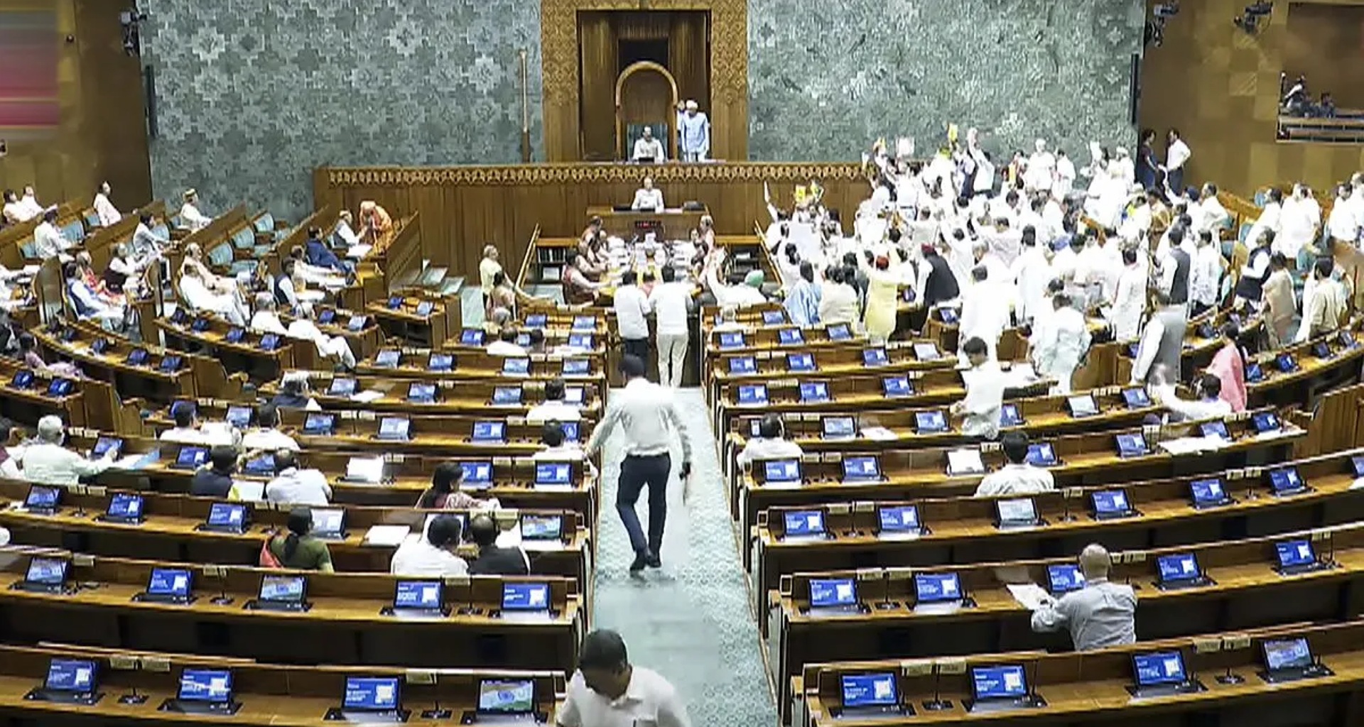 હોબાળાને કારણે સંસદની કાર્યવાહી ખોરવાઈ, આખા દિવસ માટે સ્થગિત