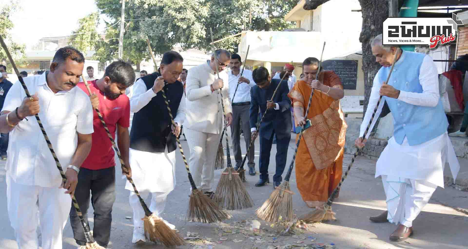 હિંમતનગરના ગઢોડા ગામે રાજ્યપાલ આચાર્ય દેવવ્રતજીનું સ્વચ્છતા અભિયાન