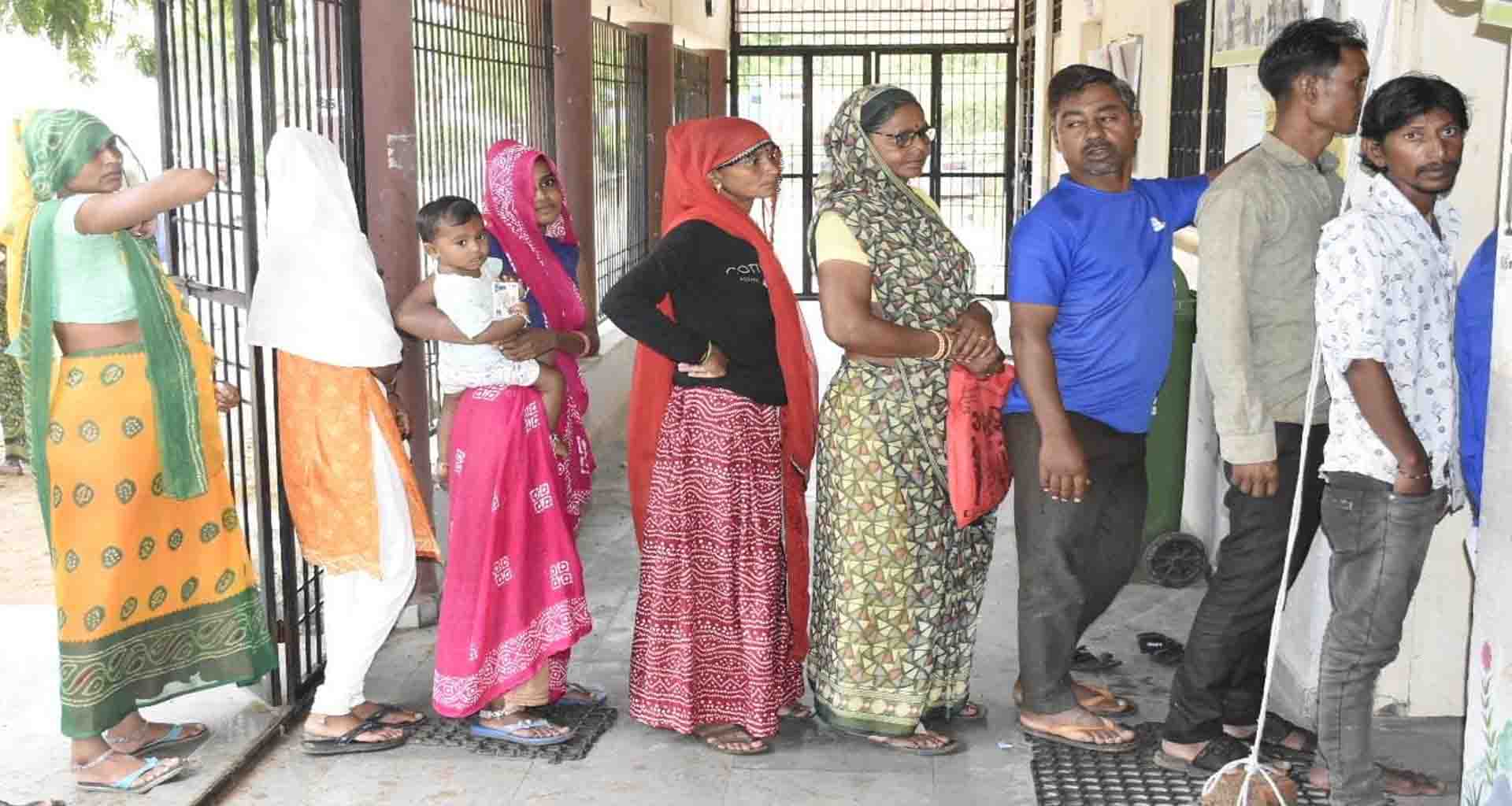 વાવ તાલુકાની ગ્રામ પંચાયમાં વરસાદ વચ્ચે શાંતિ પૂર્ણ માહોલ માં મતદાનની પ્રક્રિયા પૂર્ણ