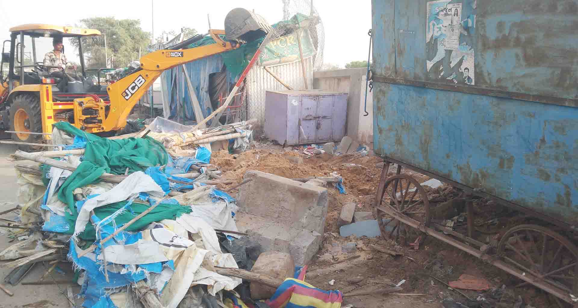 ધાનેરા નગરપાલિકા દ્વારા નડતરૂપ દબાણો દૂર; 50થી વધુ ઓટલા અને દબાણો હટાવાયા