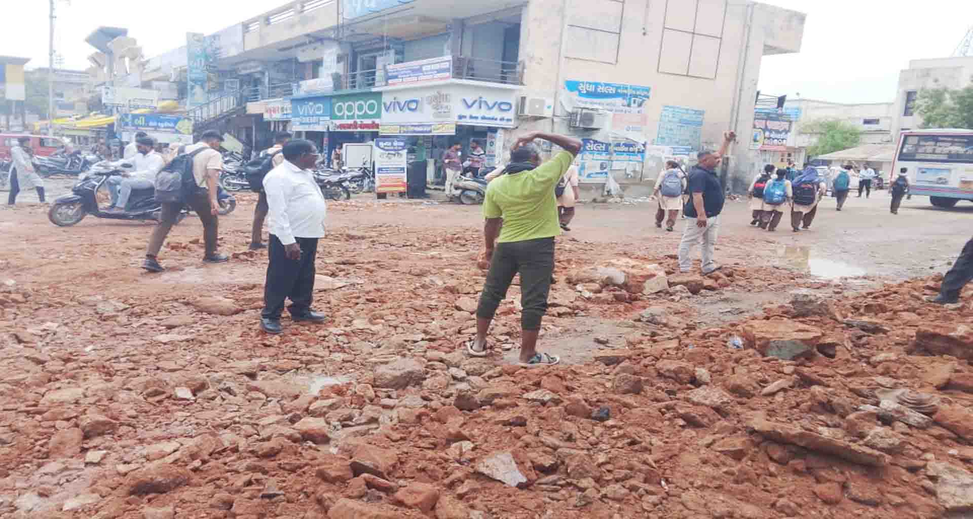 ડીસાના નવા બસસ્ટેન્ડ બહારના ખાડા આખરે પુરાયા