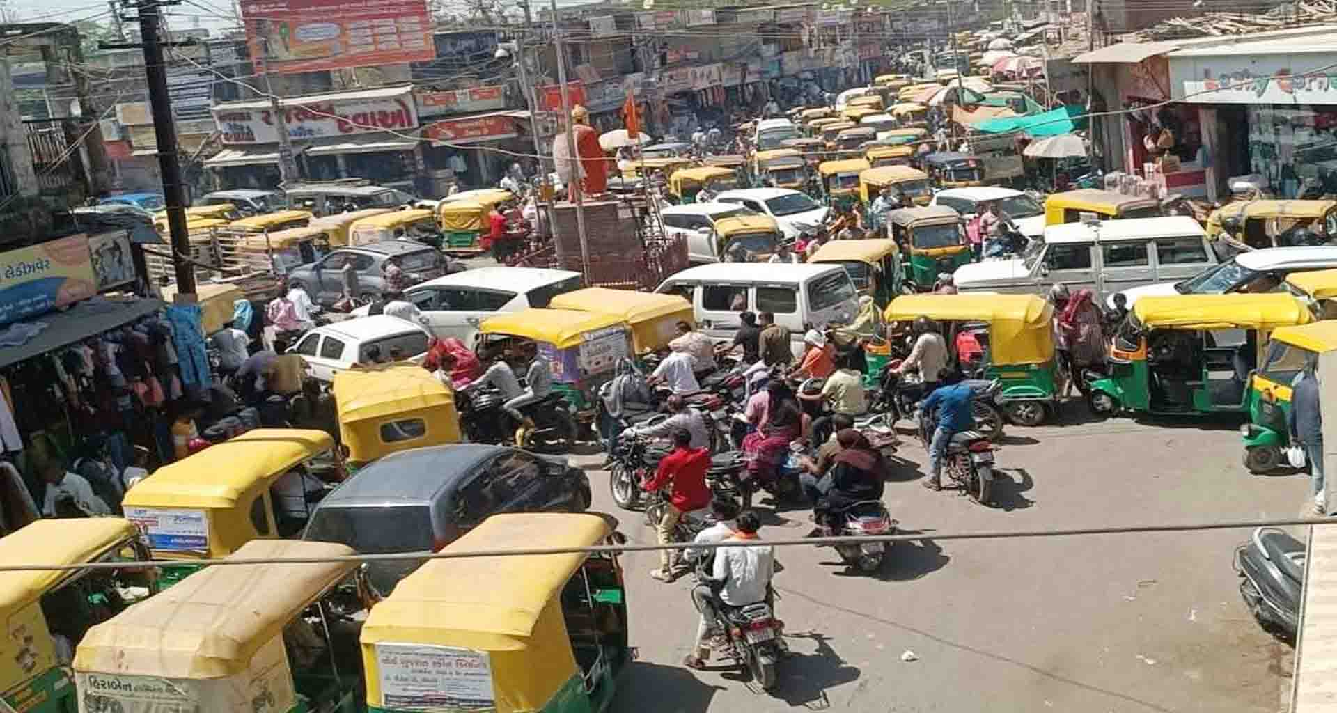 પાલનપુરમાં ટ્રાફિક જામ: વાહન ચાલકો ફસાયા ટી.આર.બી. જવાનો ટ્રાફિક સમસ્યા ઉકેલવમાં રહ્યા નાકામ