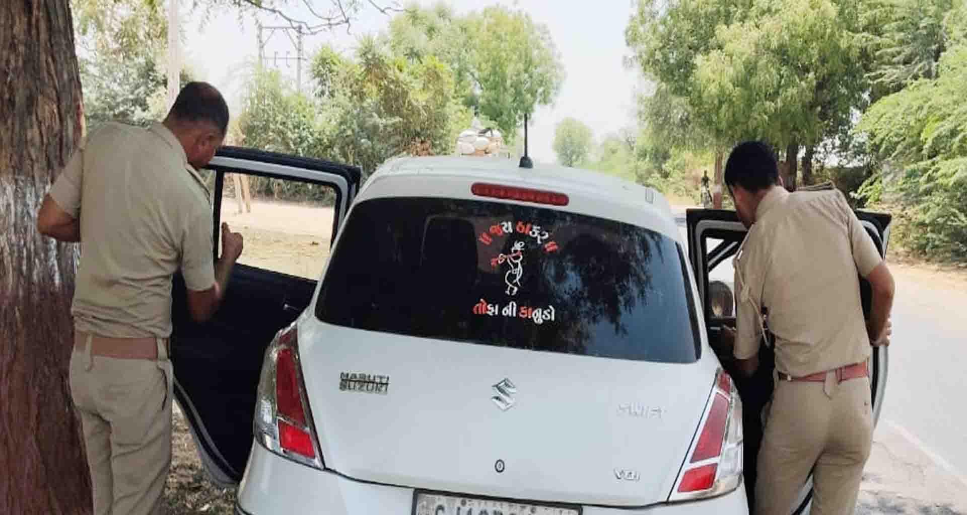 થરાદમાં પોલીસની કાળા કાચવાળા વાહનો પર કાર્યવાહી